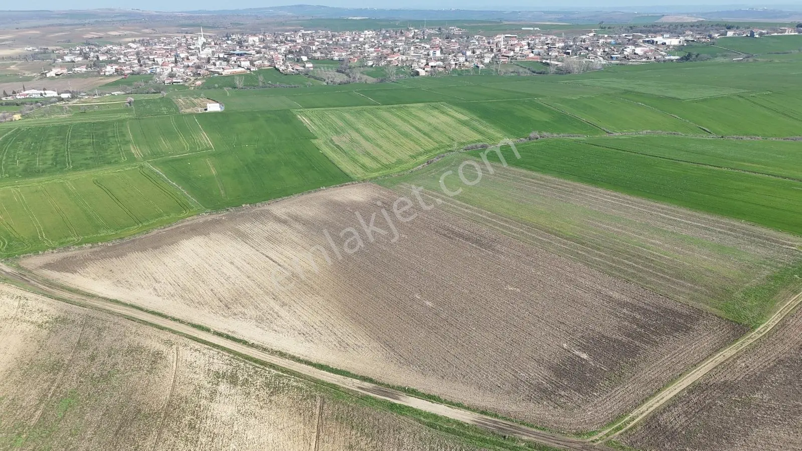 Ege Emlak'tan Beğendik Köyünde Köye Yakın Tarla