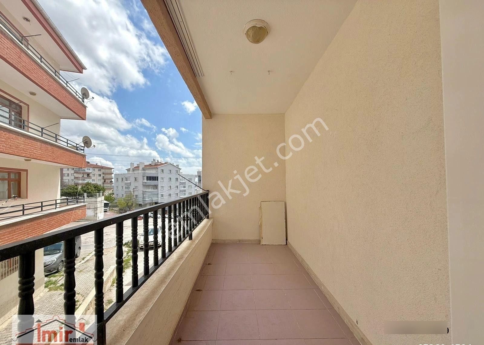 İmir Emlak'tan 3+1 Okul Yakını 1.kat 130m² Kilerli Masrafsız Daire - Görsel 2