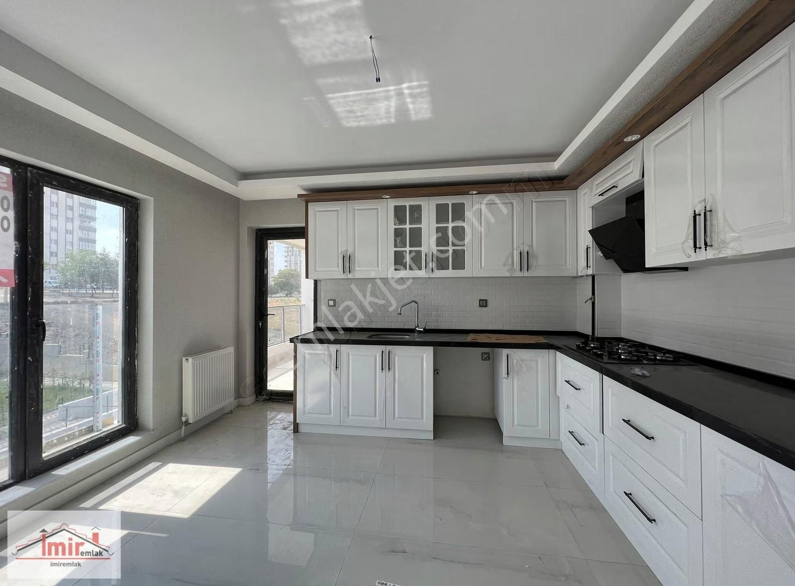 İmir Emlak Ofisinden Hastane Yanı 4+1 180m2 5.kat Site Dairesi