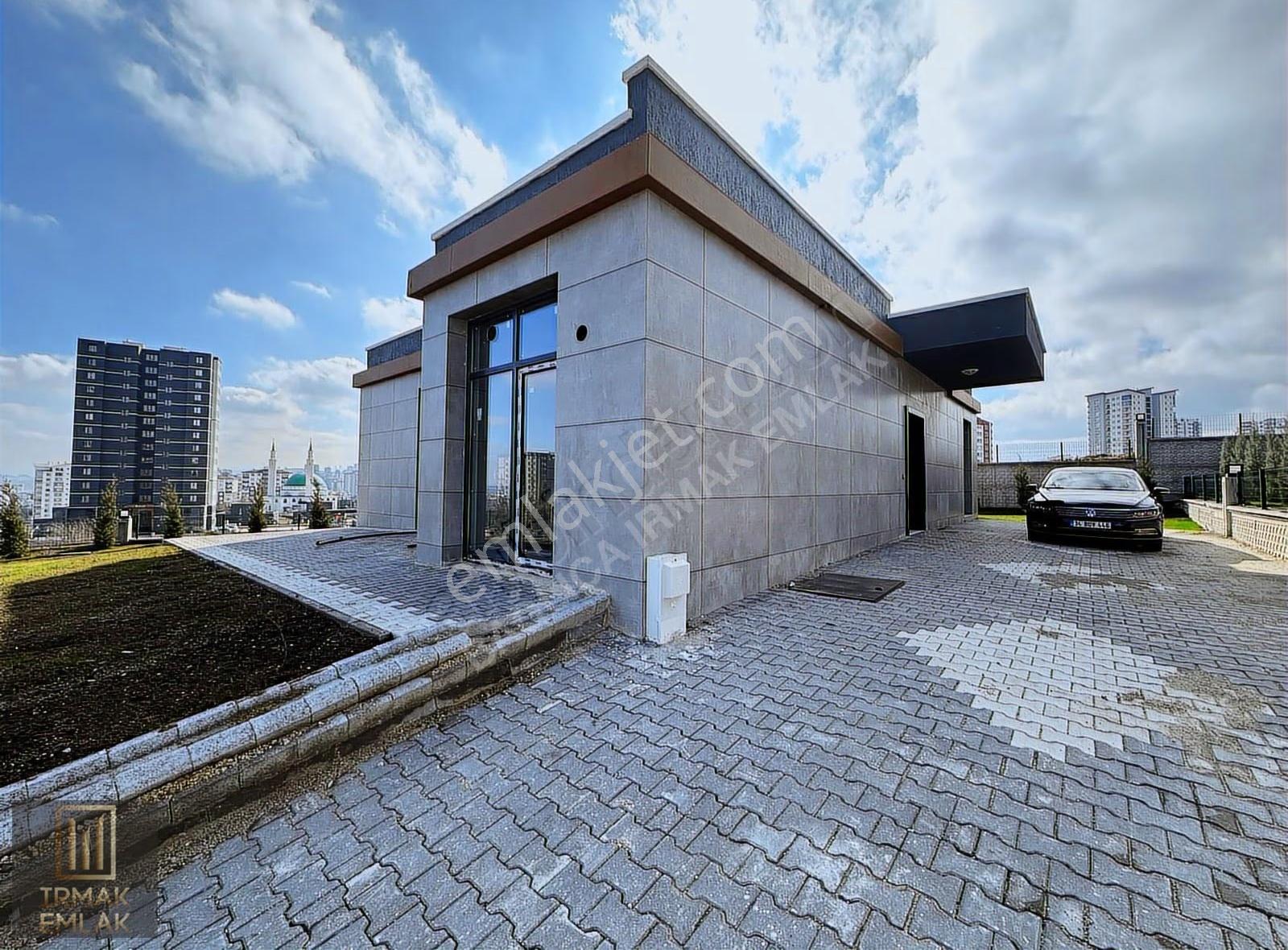 Bağlıca'nın En Nezih Bölgesinde Tek Kat 4+1 Satılık Villa - Görsel 3