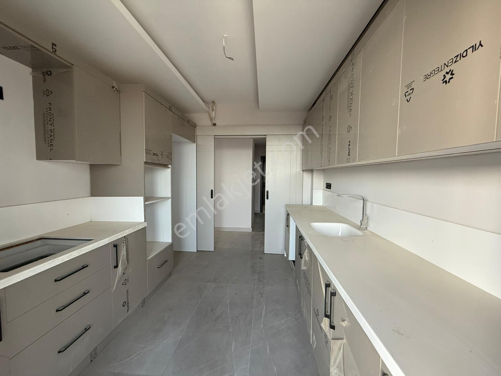 Kabasakal'da/tekince İnş/blv Üzeri/sıfır/site/3+1/k.mutfak/kombi