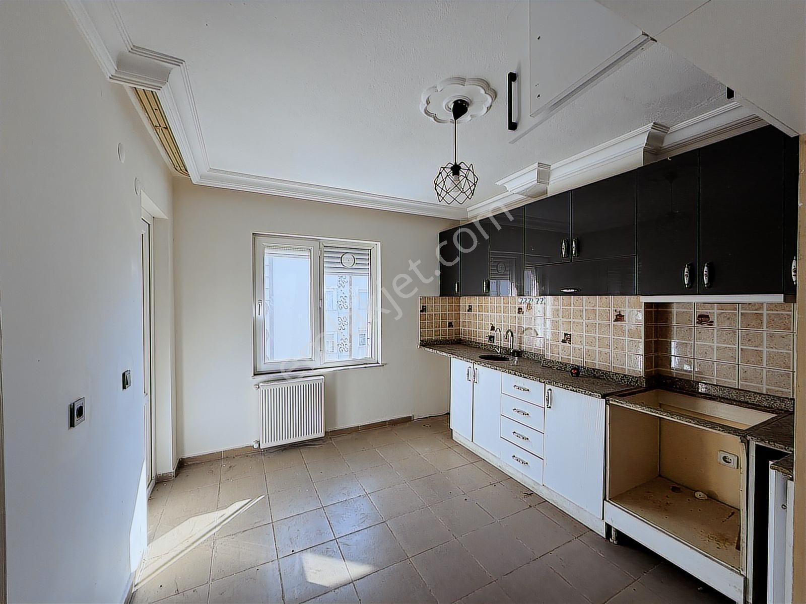 Uncalı'da Merkezi Konumda Çok Keyifli 4+1 Çatı Dubleksi - Görsel 6