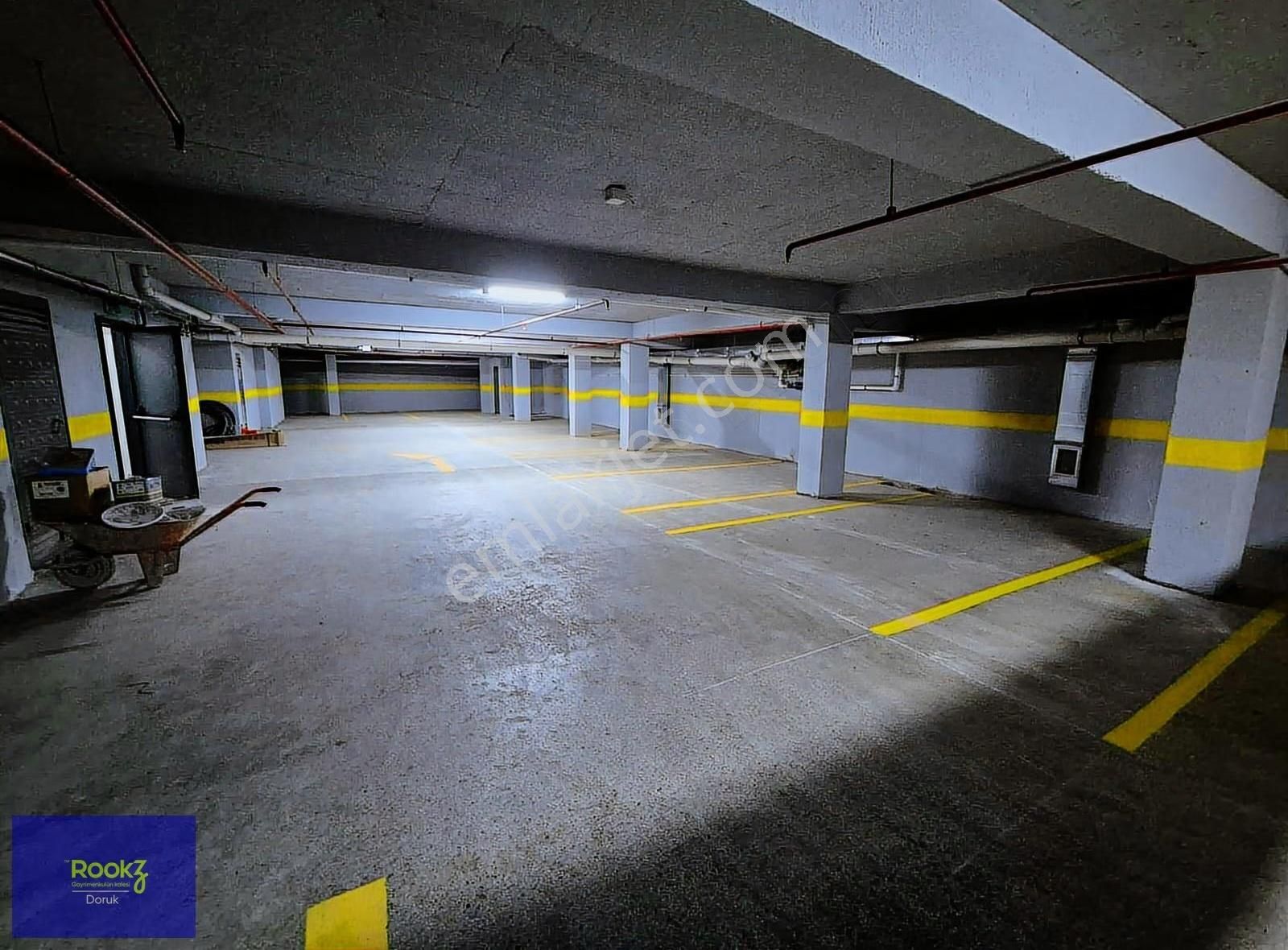 Batı Mahallesi'nin Kalbinde Denizle İç İçe Kapalı Otoparklı 2+2! - Görsel 23