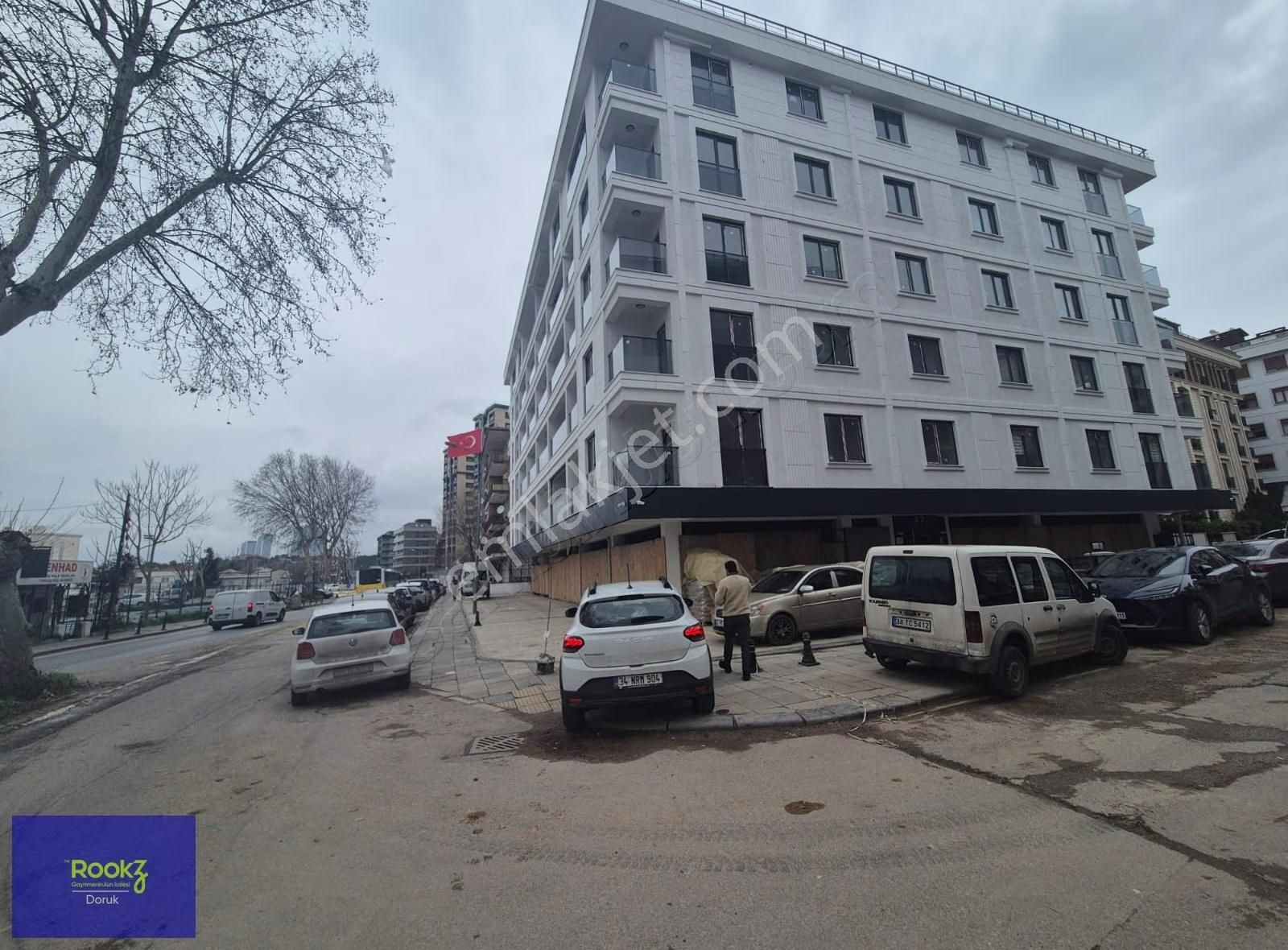 Batı Mahallesi'nin Kalbinde Denizle İç İçe Kapalı Otoparklı 2+2! - Görsel 24