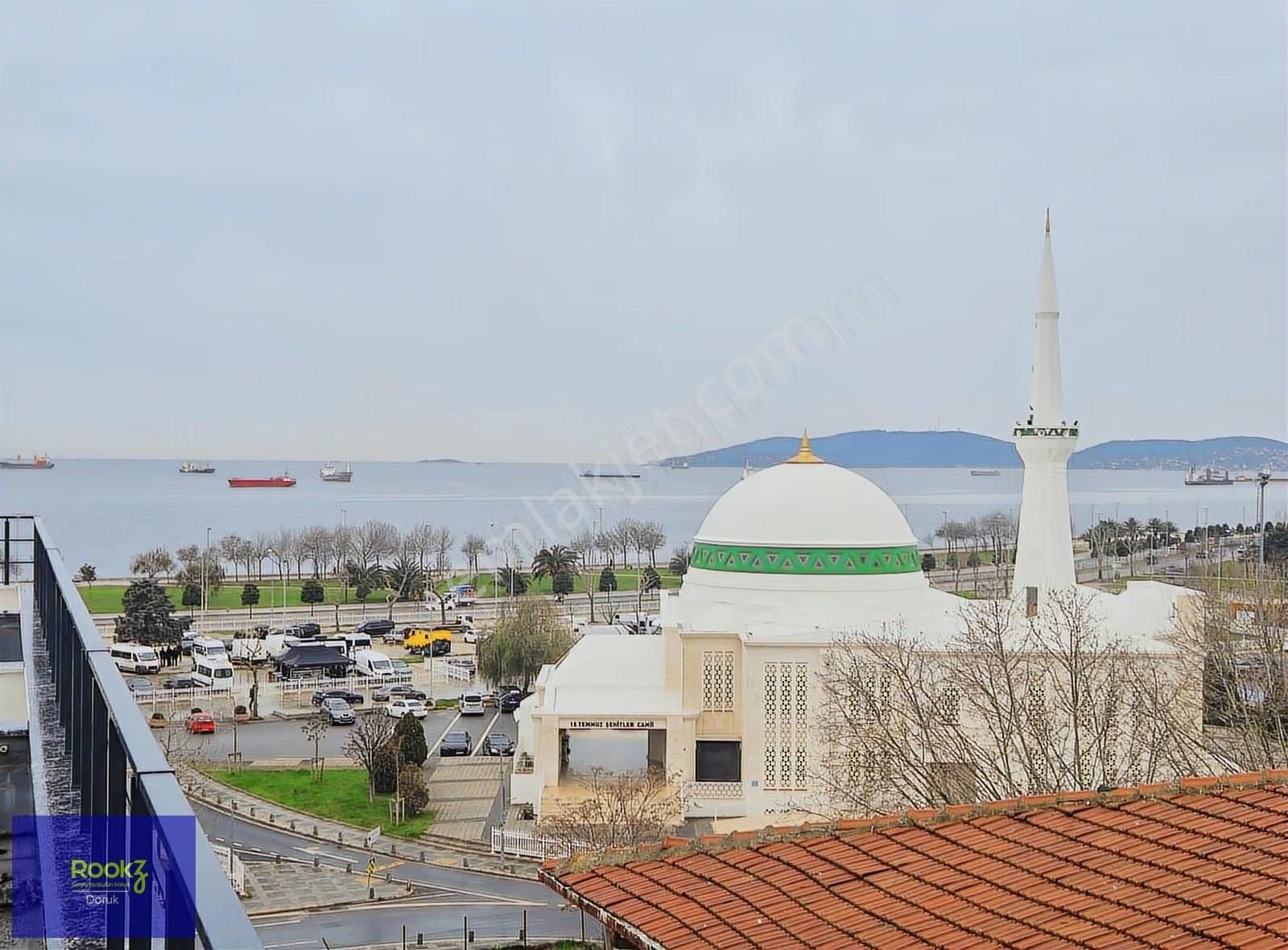 Batı Mahallesi'nin Kalbinde Denizle İç İçe Kapalı Otoparklı 2+2!