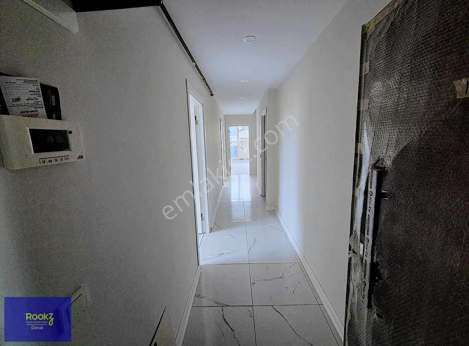 Batı Mahallesi'nin Kalbinde Denizle İç İçe Kapalı Otoparklı 2+2! - Görsel 32