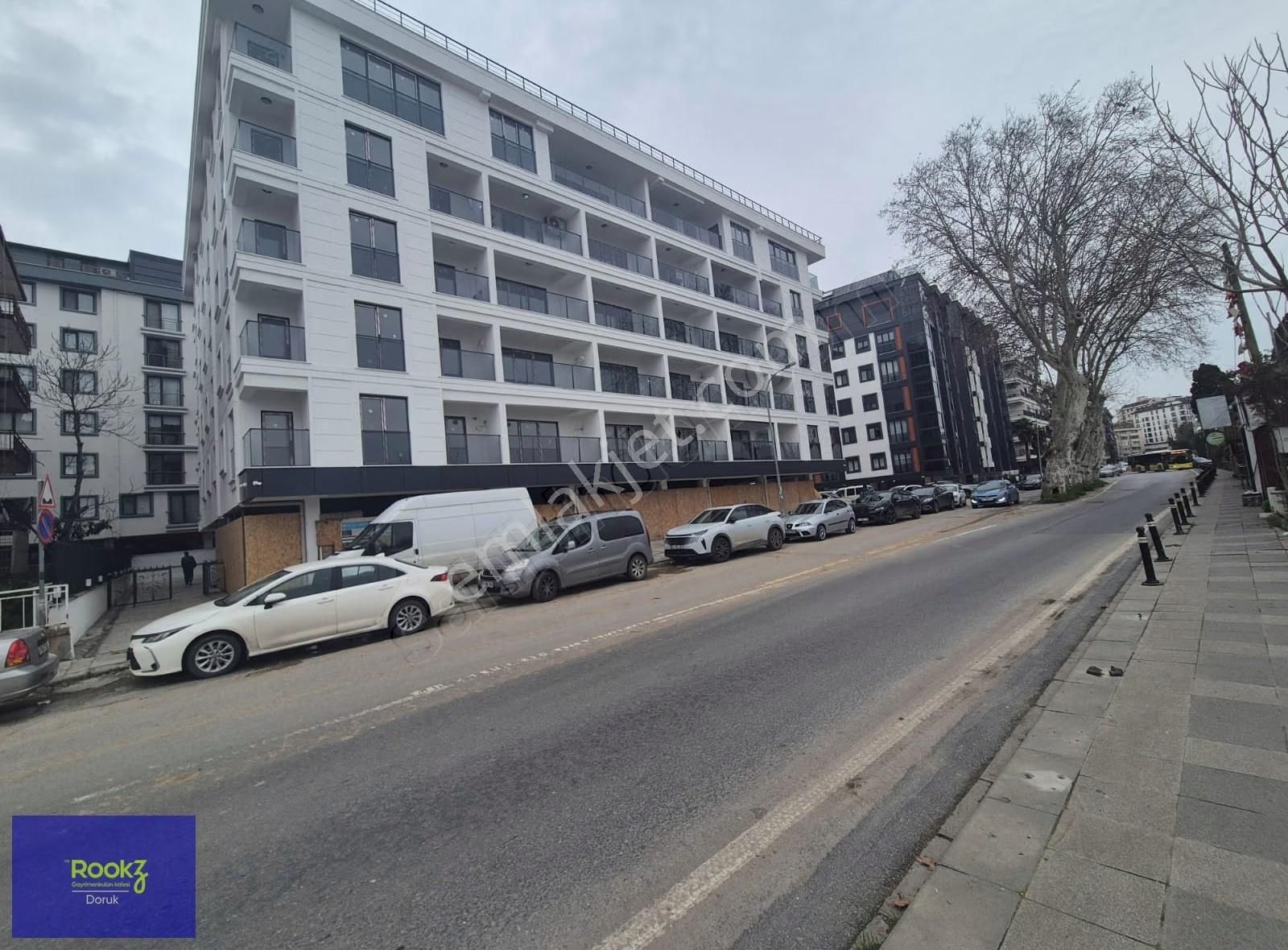 Batı Mahallesi'nin Kalbinde Denizle İç İçe Kapalı Otoparklı 2+2! - Görsel 18