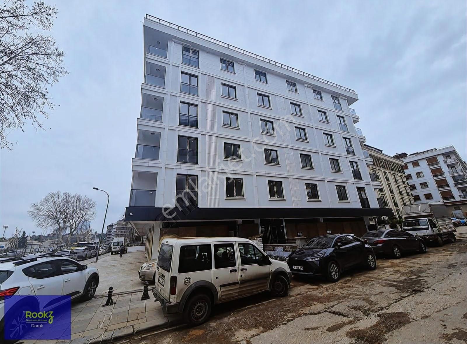 Batı Mahallesi'nin Kalbinde Denizle İç İçe Kapalı Otoparklı 2+2! - Görsel 16