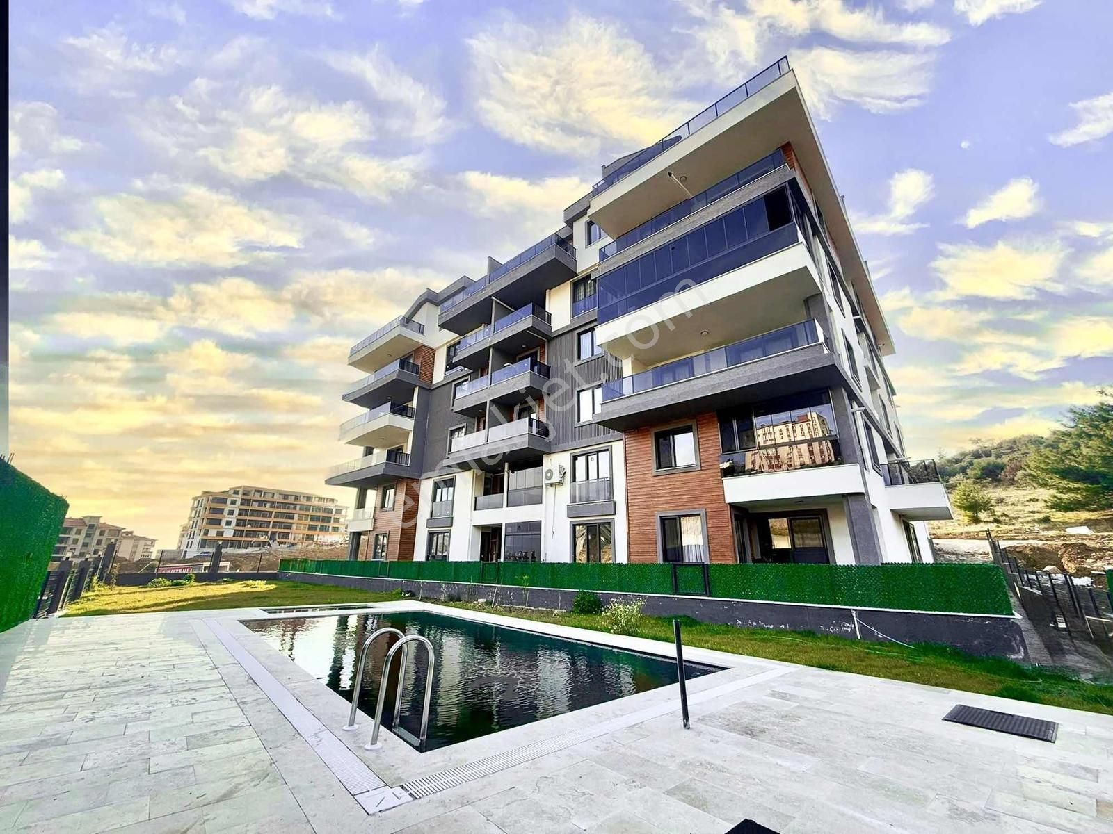 ꔪsadece Yalçın'dan Havuzlu Sitede Emsalsiz 2+1 Bahçeli Daire