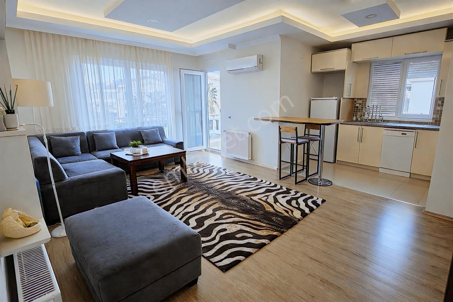 Konyaaltı Hurmada Havuzlu Sitede 4.kat Önü Açık Güneşli 1+1