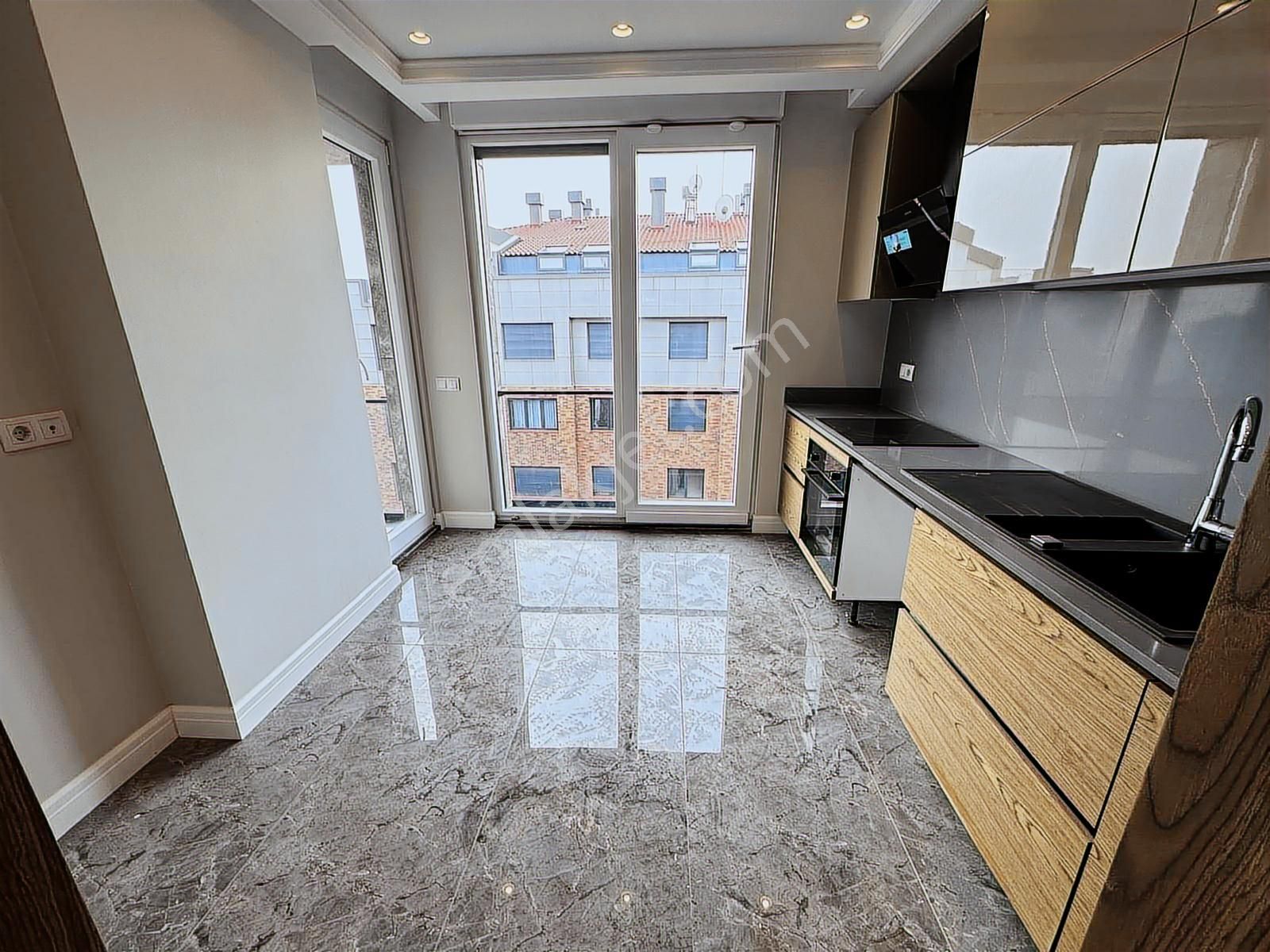 Suadiye'de 4+1 Net 170 M2 Ebv Banyolu Teraslı Sıfır Dublex - Görsel 6