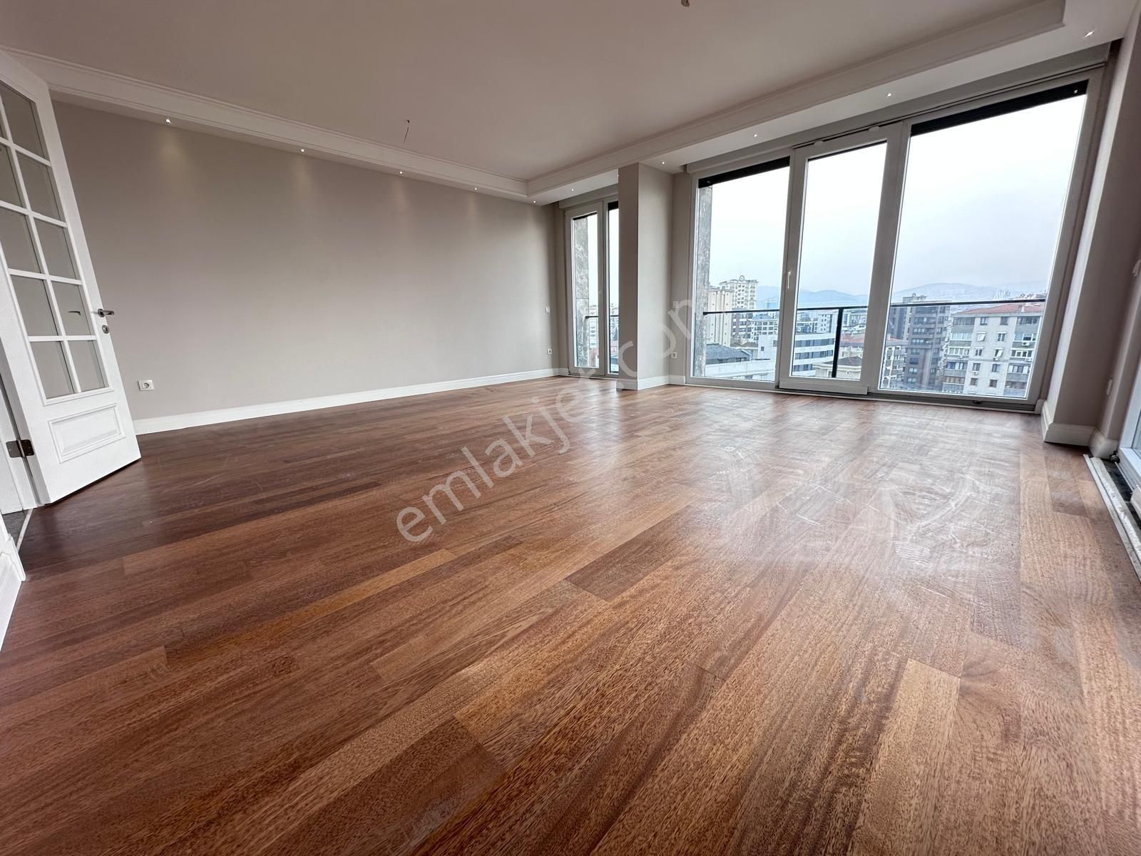 Suadiye'de 4+1 Net 170 M2 Ebv Banyolu Teraslı Sıfır Dublex - Görsel 2