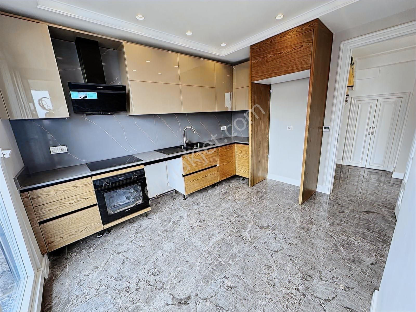 Suadiye'de 4+1 Net 170 M2 Ebv Banyolu Teraslı Sıfır Dublex - Görsel 5