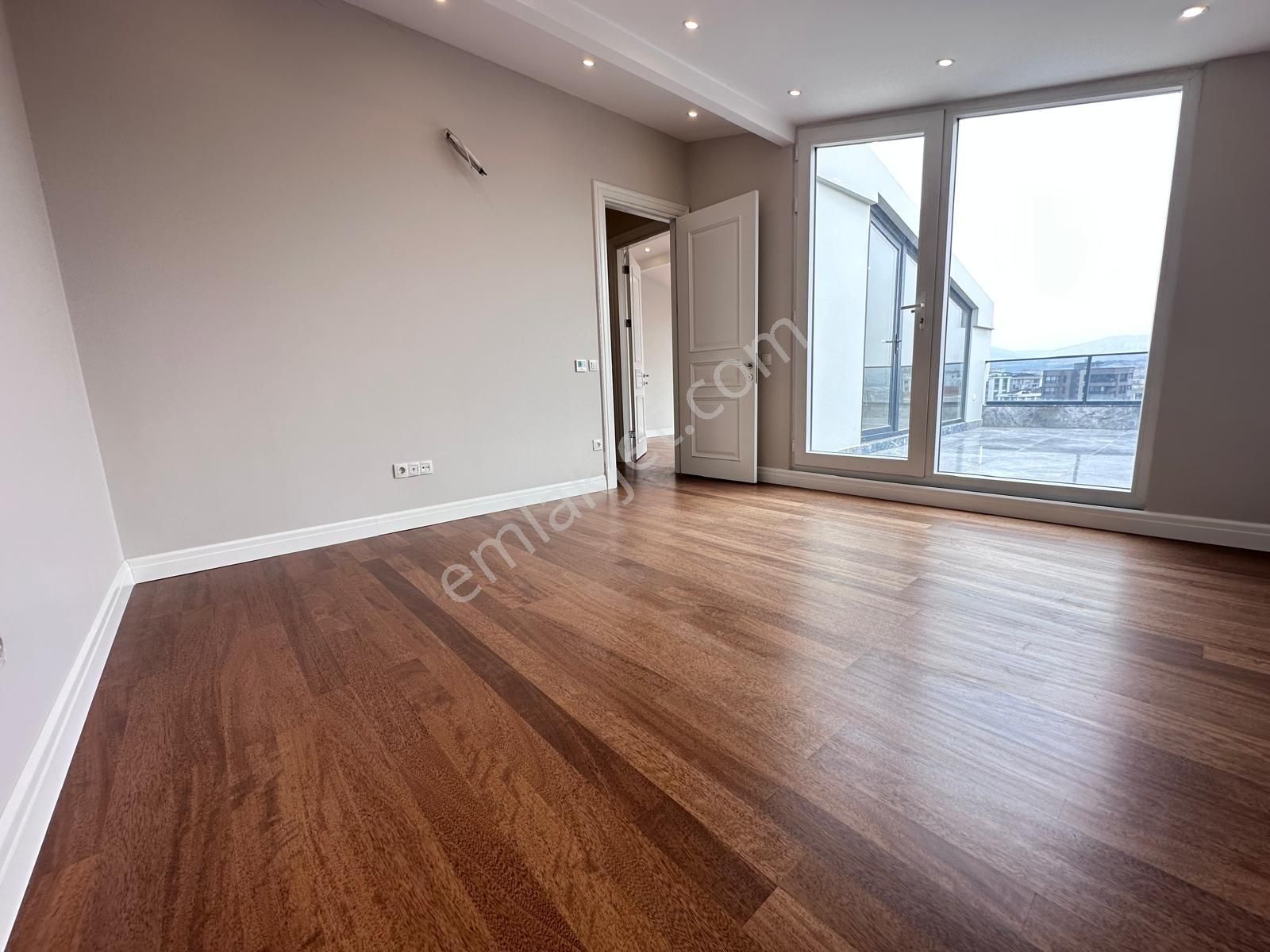 Suadiye'de 4+1 Net 170 M2 Ebv Banyolu Teraslı Sıfır Dublex - Görsel 19