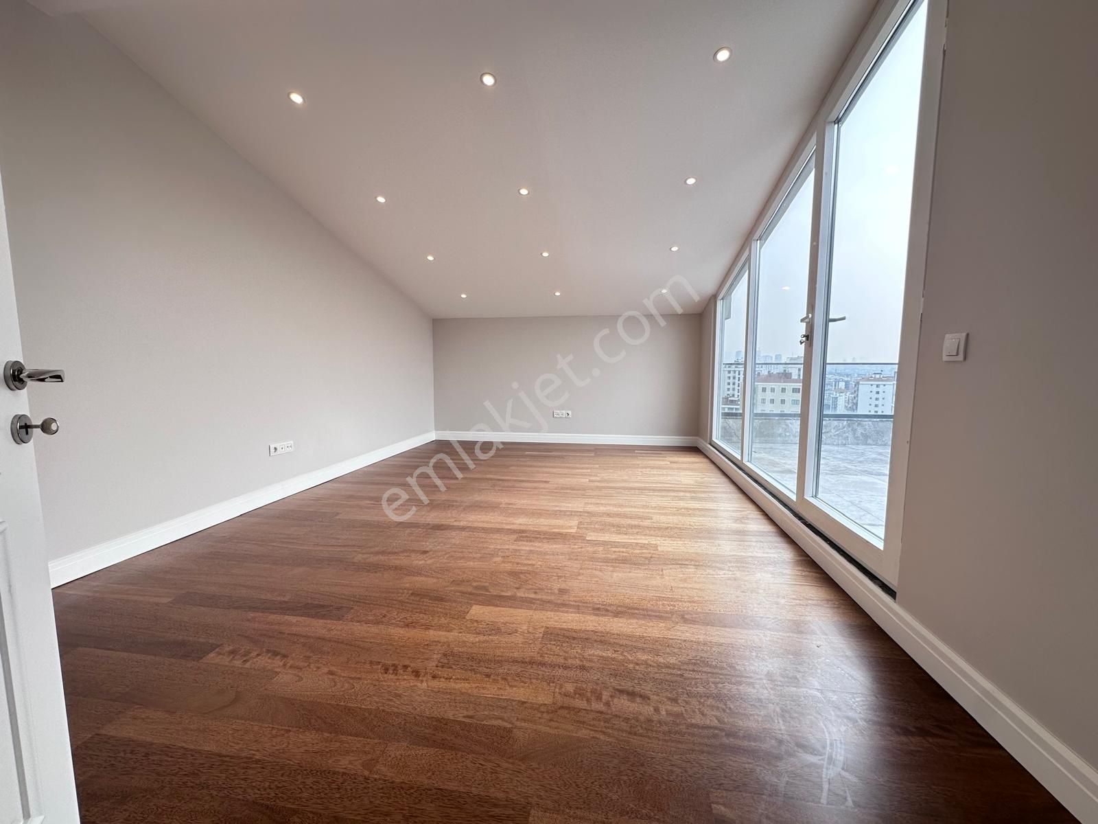 Suadiye'de 4+1 Net 170 M2 Ebv Banyolu Teraslı Sıfır Dublex - Görsel 7