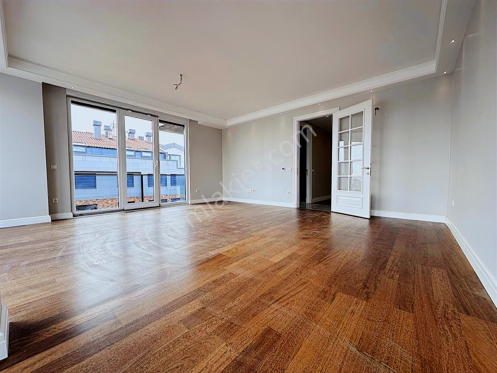 Suadiye'de 4+1 Net 170 M2 Ebv Banyolu Teraslı Sıfır Dublex - Görsel 3