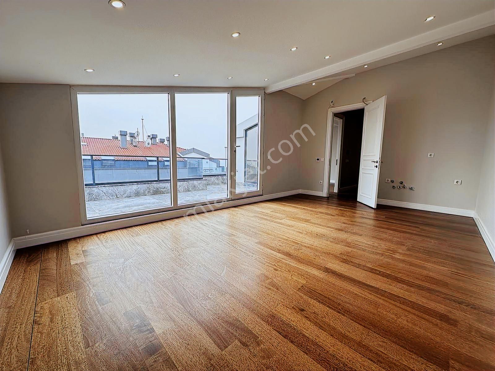 Suadiye'de 4+1 Net 170 M2 Ebv Banyolu Teraslı Sıfır Dublex - Görsel 13