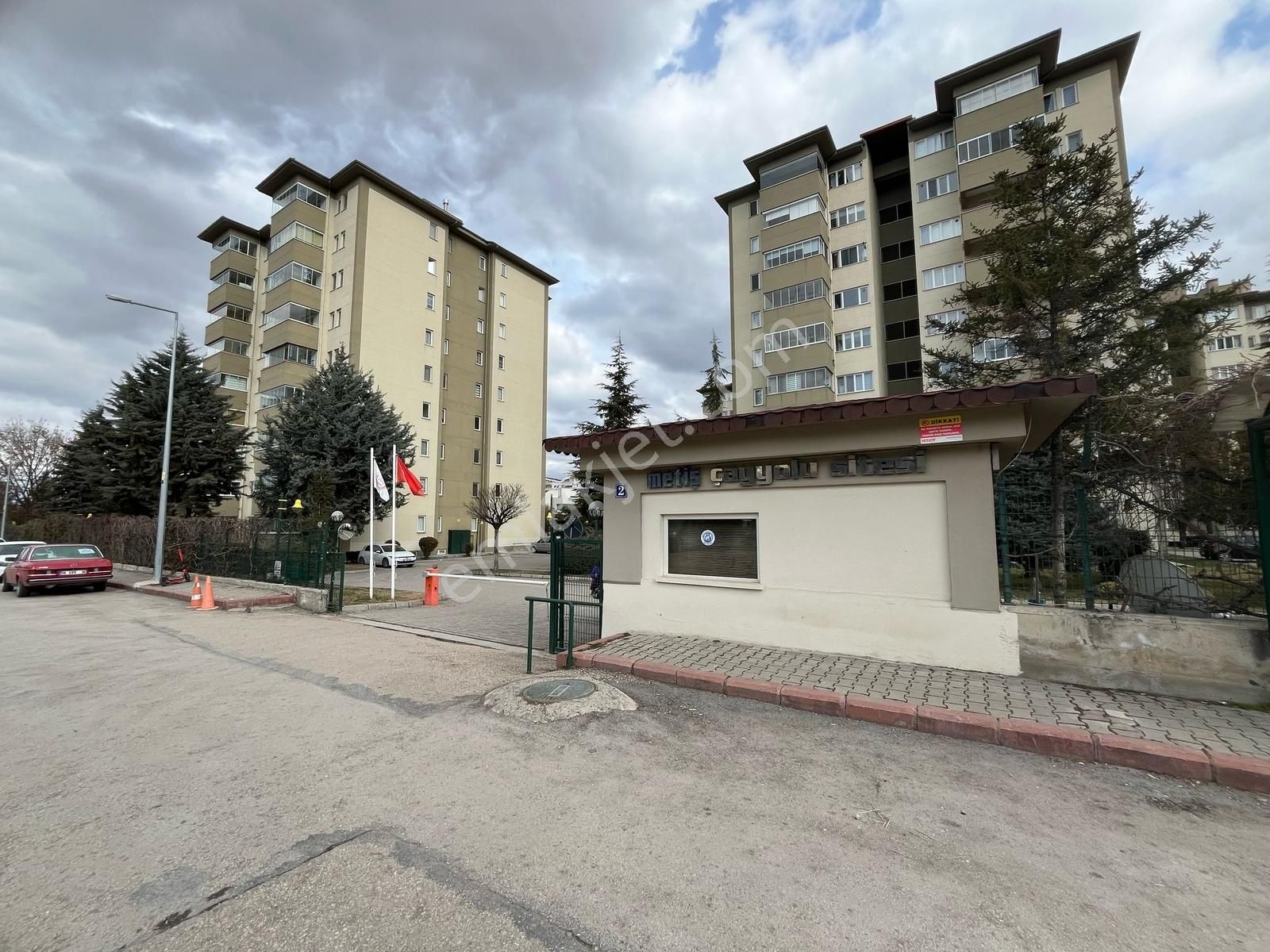 Turyap Tan Park Caddesinde Metiş Çayyolu'nda 2+1 Satılık Daire