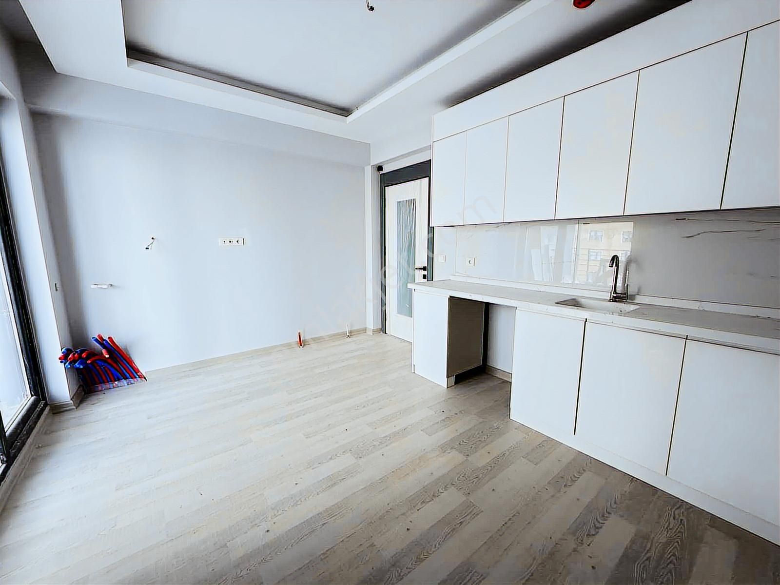 Avcılar'da 3+1 Ebeveyn Banyolu Giyinme Odalı 160m² Site İçinde - Görsel 8