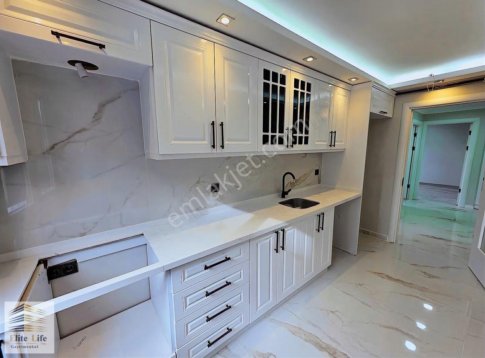 Çekmeköy Merkez Mahallesinde Kat Mülkiyetli 2+1 110 M2 Ara Kat