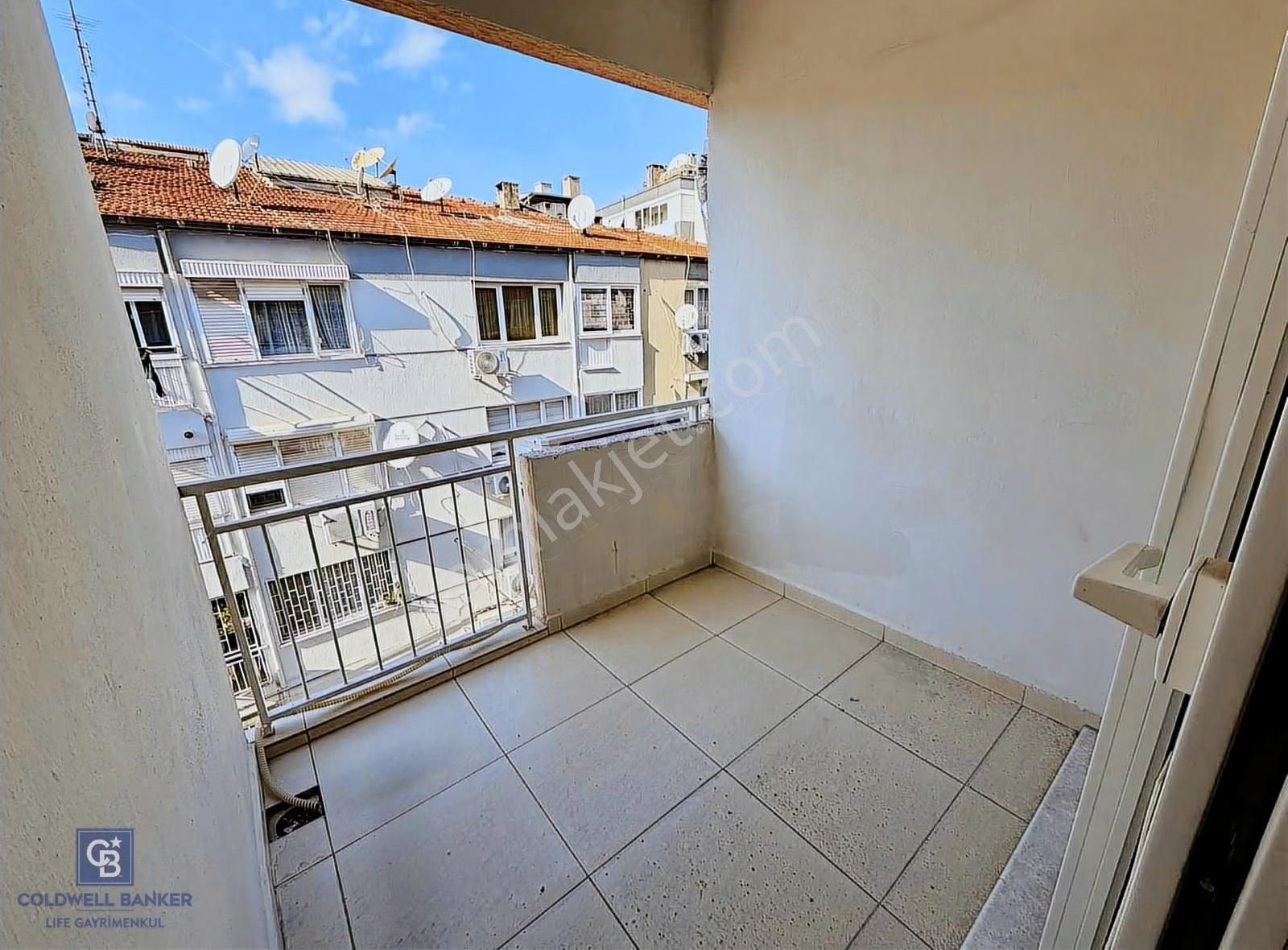Karşıyaka Bahariye Mahallesinde Eşyalı Kiralık 3+1 Daire - Görsel 2