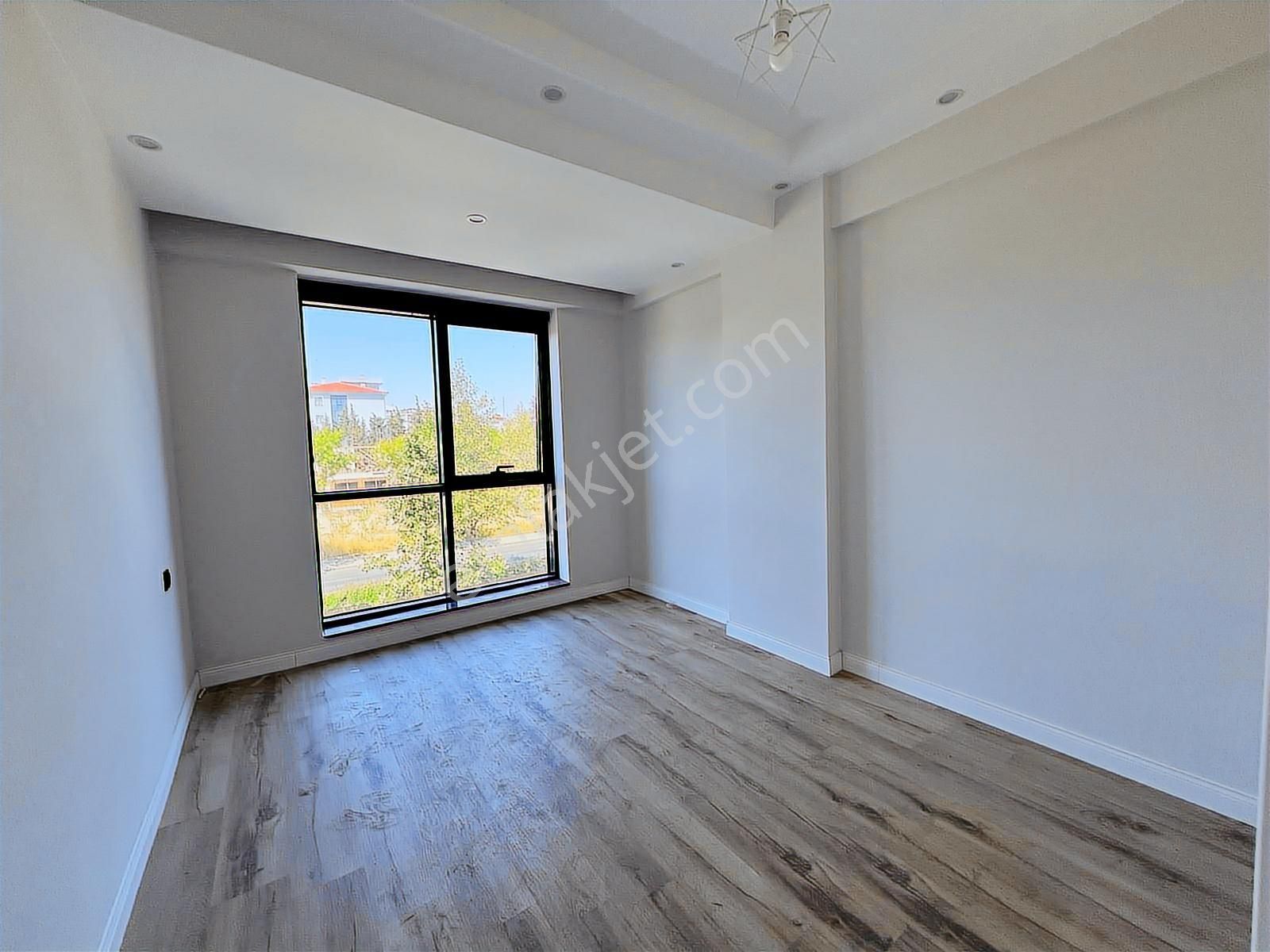 Redstone'dan Uysal Boulevard'da Cadde Cephe Satılık 1+1 Daire - Görsel 14