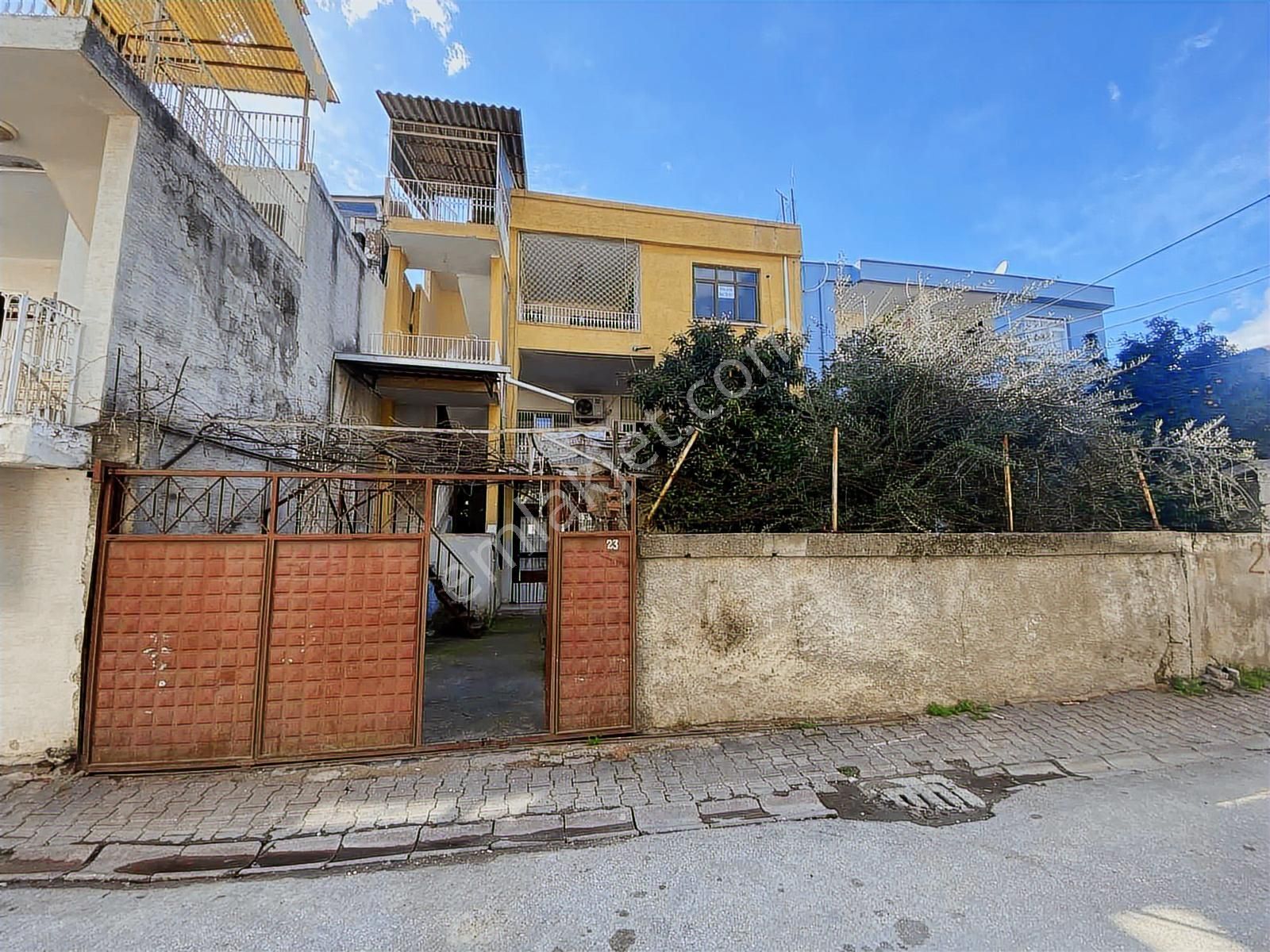 Yüreğır İlim Yoluna Yakın 3 Katlı Bahçeli Satılık