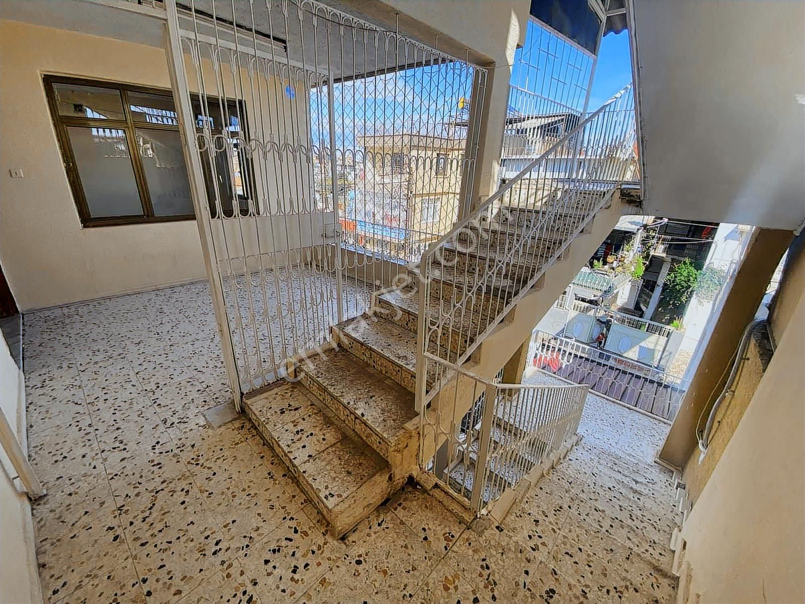 Yüreğır İlim Yoluna Yakın 3 Katlı Bahçeli Satılık - Görsel 10