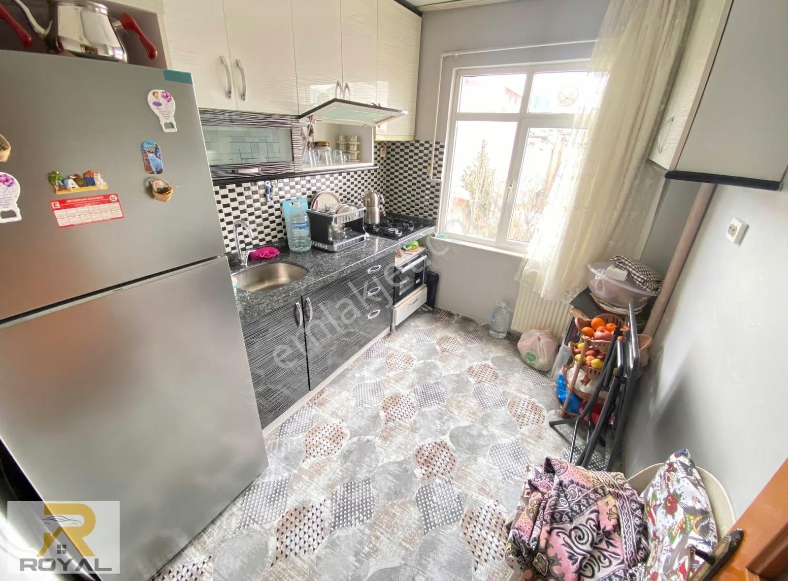 Atatrük Mahallesin'de Cadde Üzeri Köşe Başı Kullanışlı Daire - Görsel 2