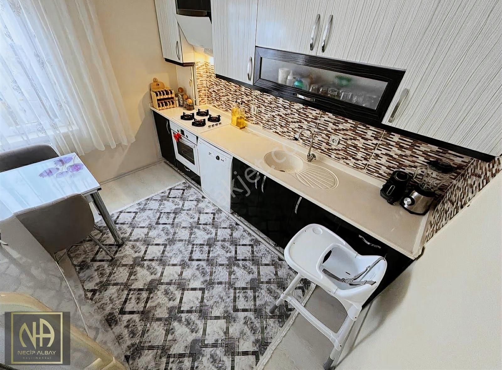 Necip Albay'dan Katta Cadde Üzeri Lüx Yapılı 2+1 Fırsat Dairesi - Görsel 3
