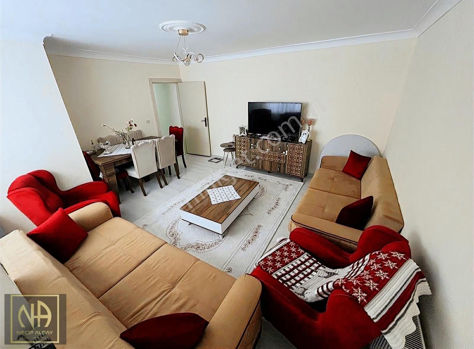 Necip Albay'dan Katta Cadde Üzeri Lüx Yapılı 2+1 Fırsat Dairesi