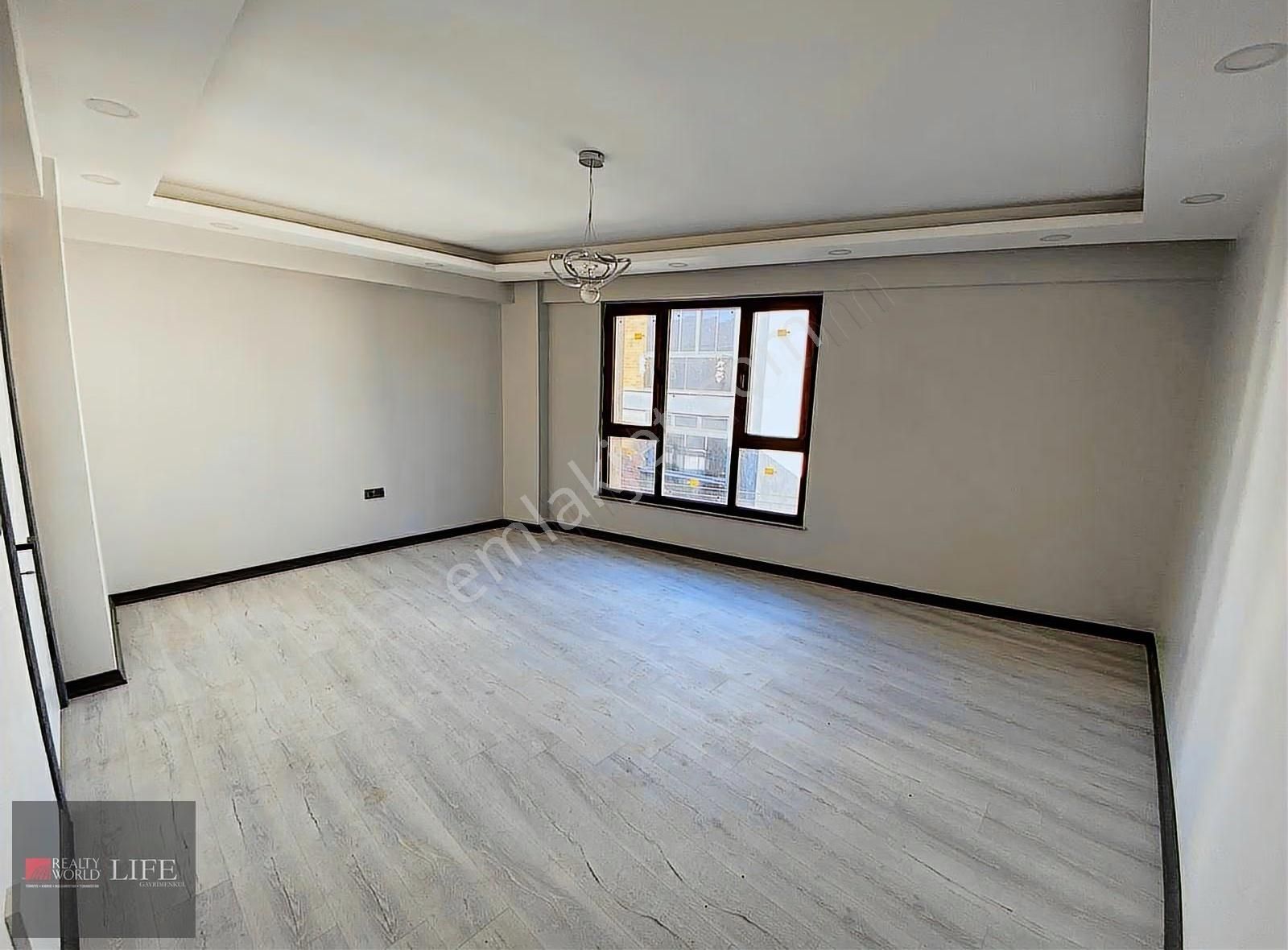 Rw Lıfe// Çamlıca Mh Birlik2 Cd Yakını Özel Garajlı Satılık 2+1