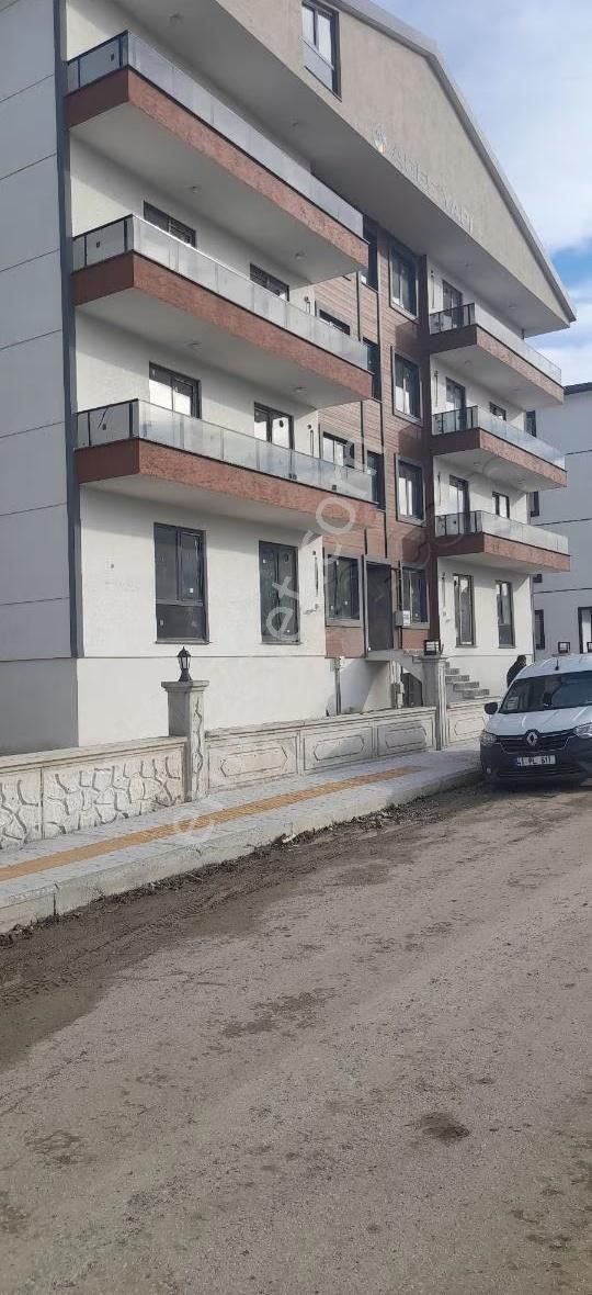 Cumhuriyet Mahallesinde Sıfır.iskanı Alınmış 3 Artı 1
