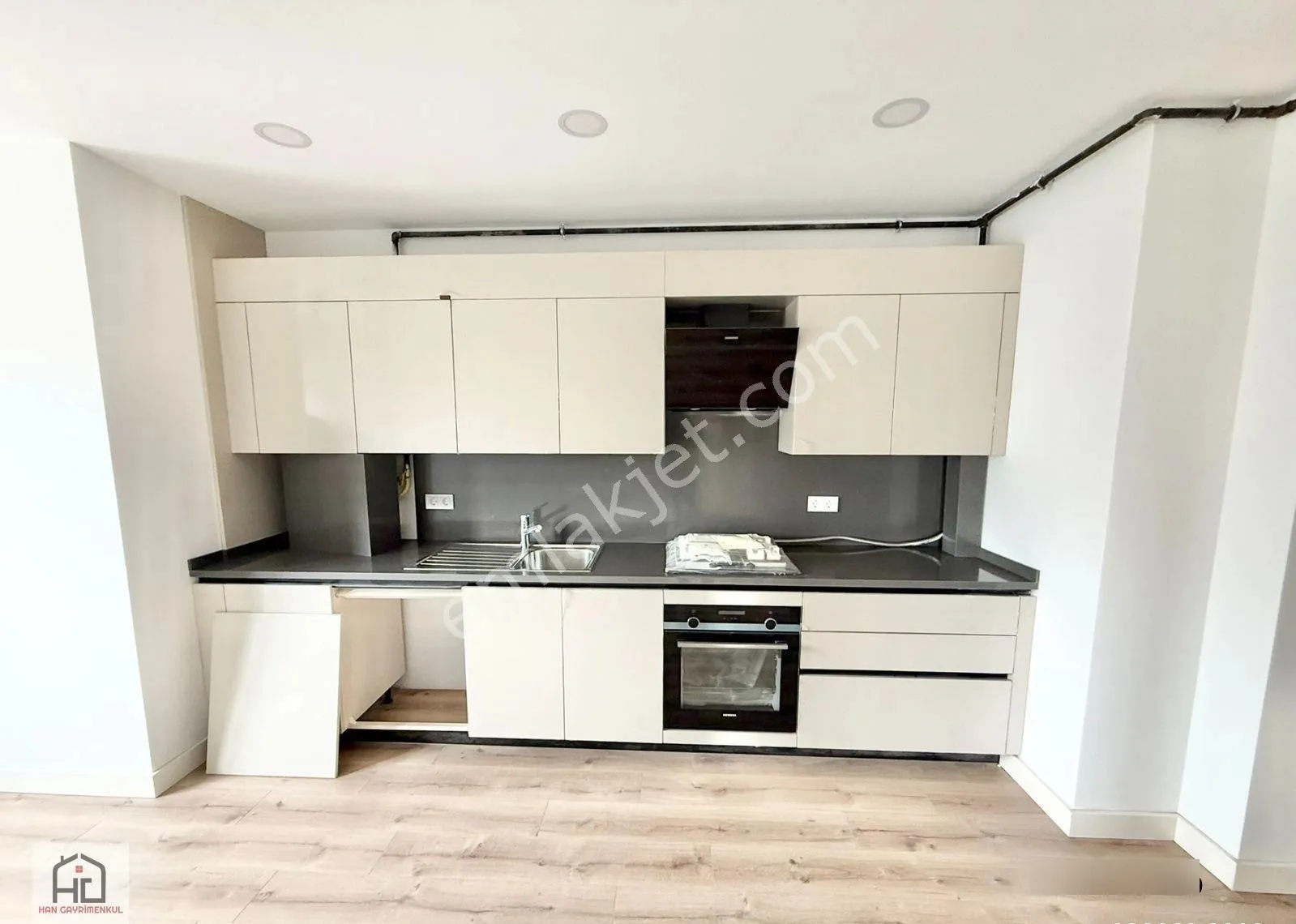 Caddebostan Hamam Sokakta 2+1 Güvenlikli Kombili Lüks Sıfır Bina