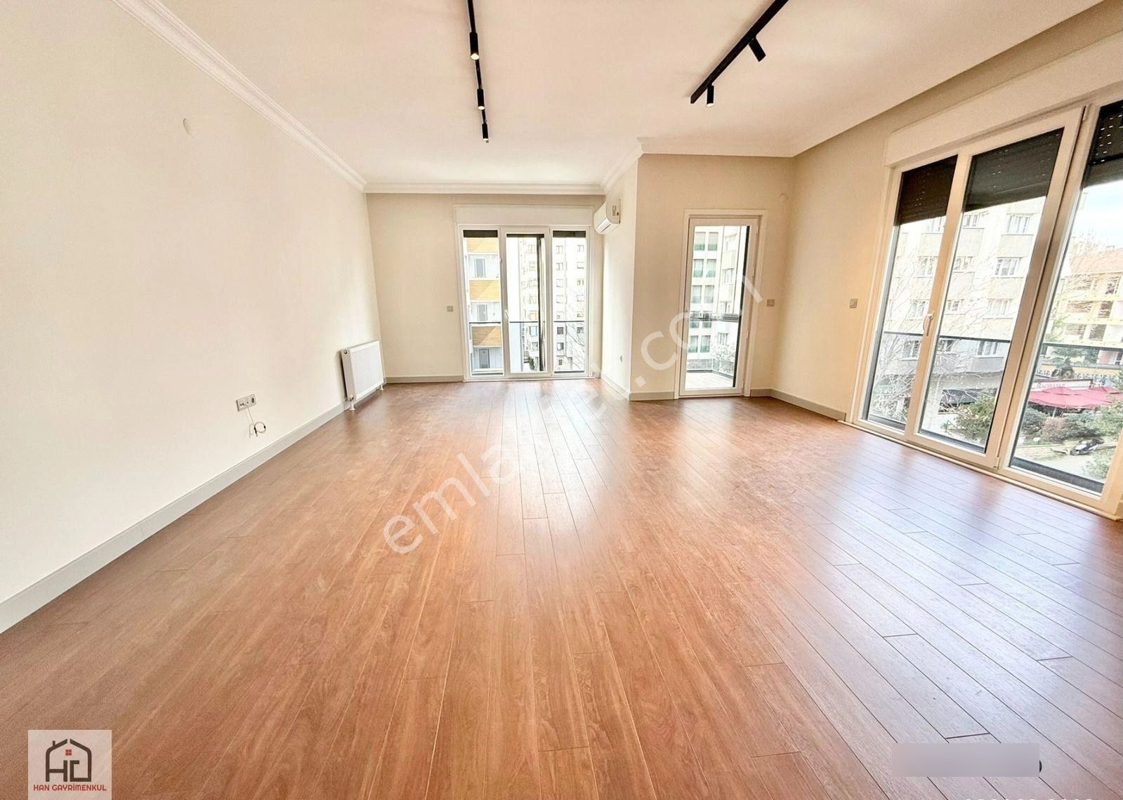 Han Emlaktan Caddeye Yakın 3+1 Çift Balkonlu Ebeveynli Yeni Bina