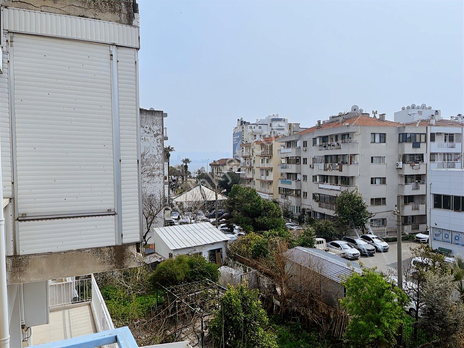 Karşıyaka Çarşı Yakınında Donanmacı Mahallesi'nde Satılık 3+1