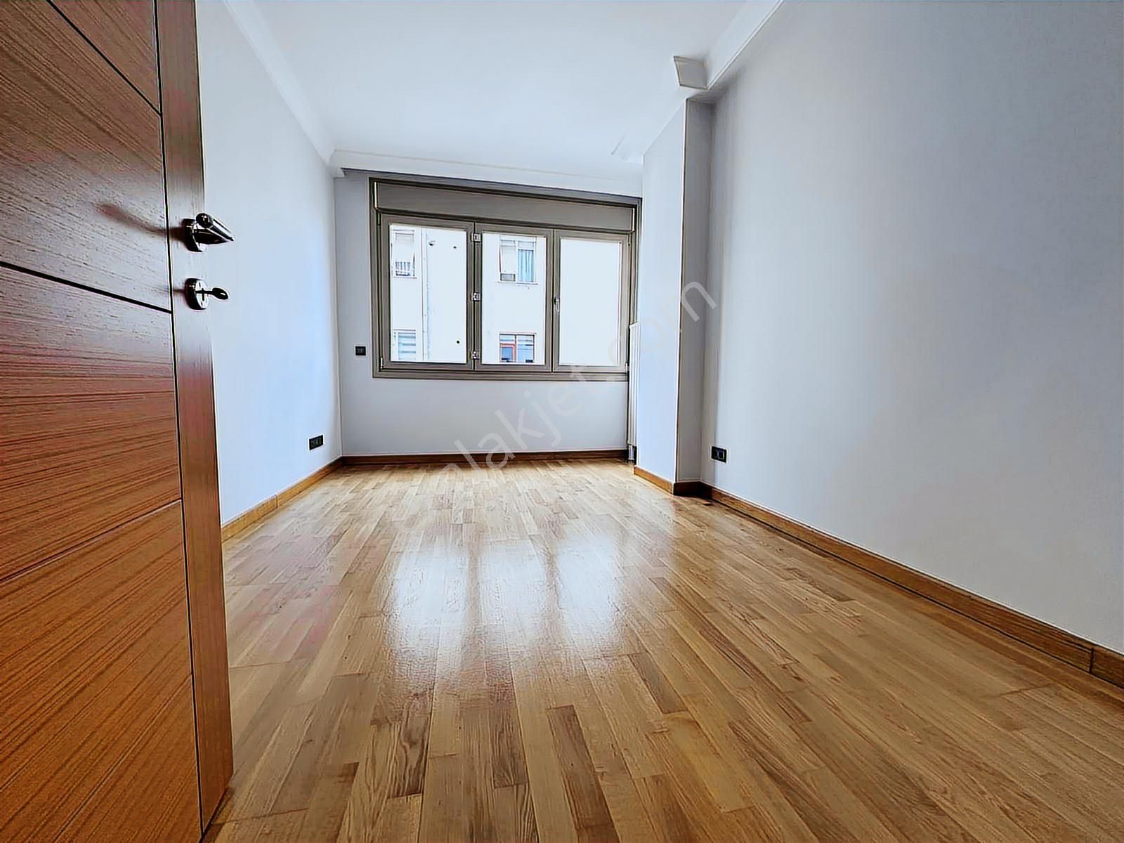 Suadiye'de 3+1 Net 105 M2 Prestijli Binada Fırsat Boş Daire - Görsel 11