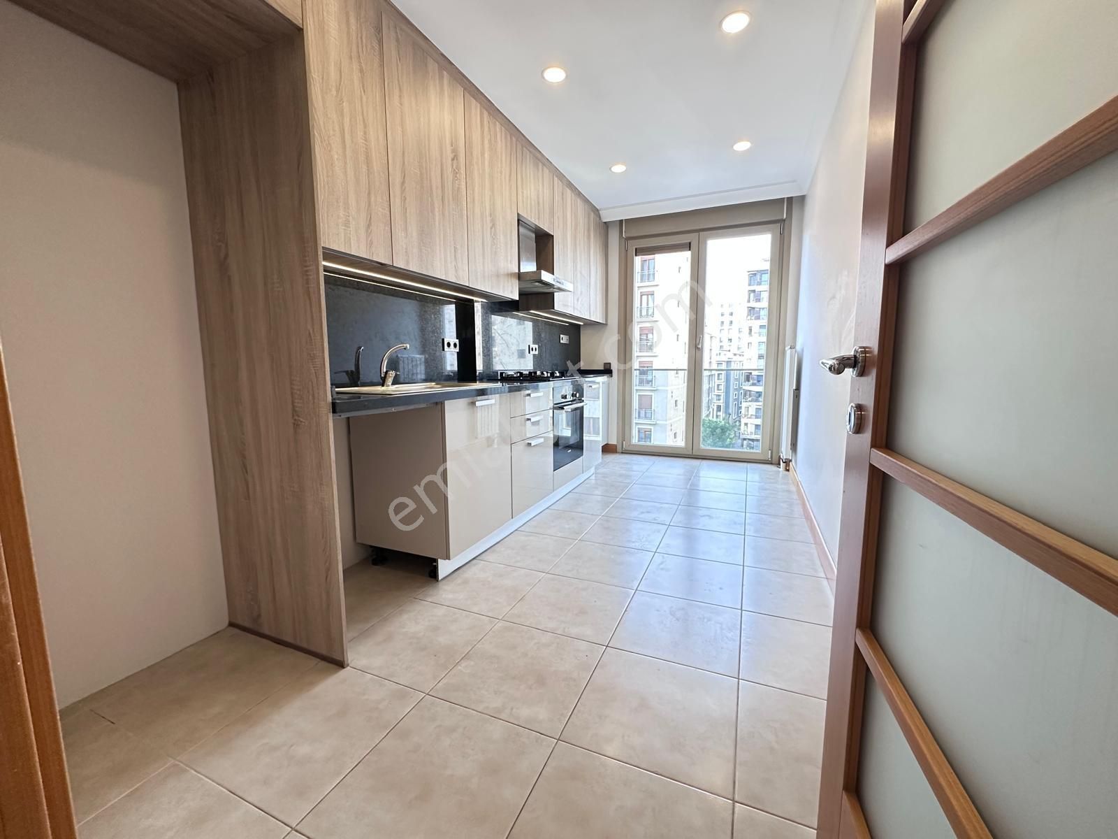 Suadiye'de 3+1 Net 105 M2 Prestijli Binada Fırsat Boş Daire - Görsel 34