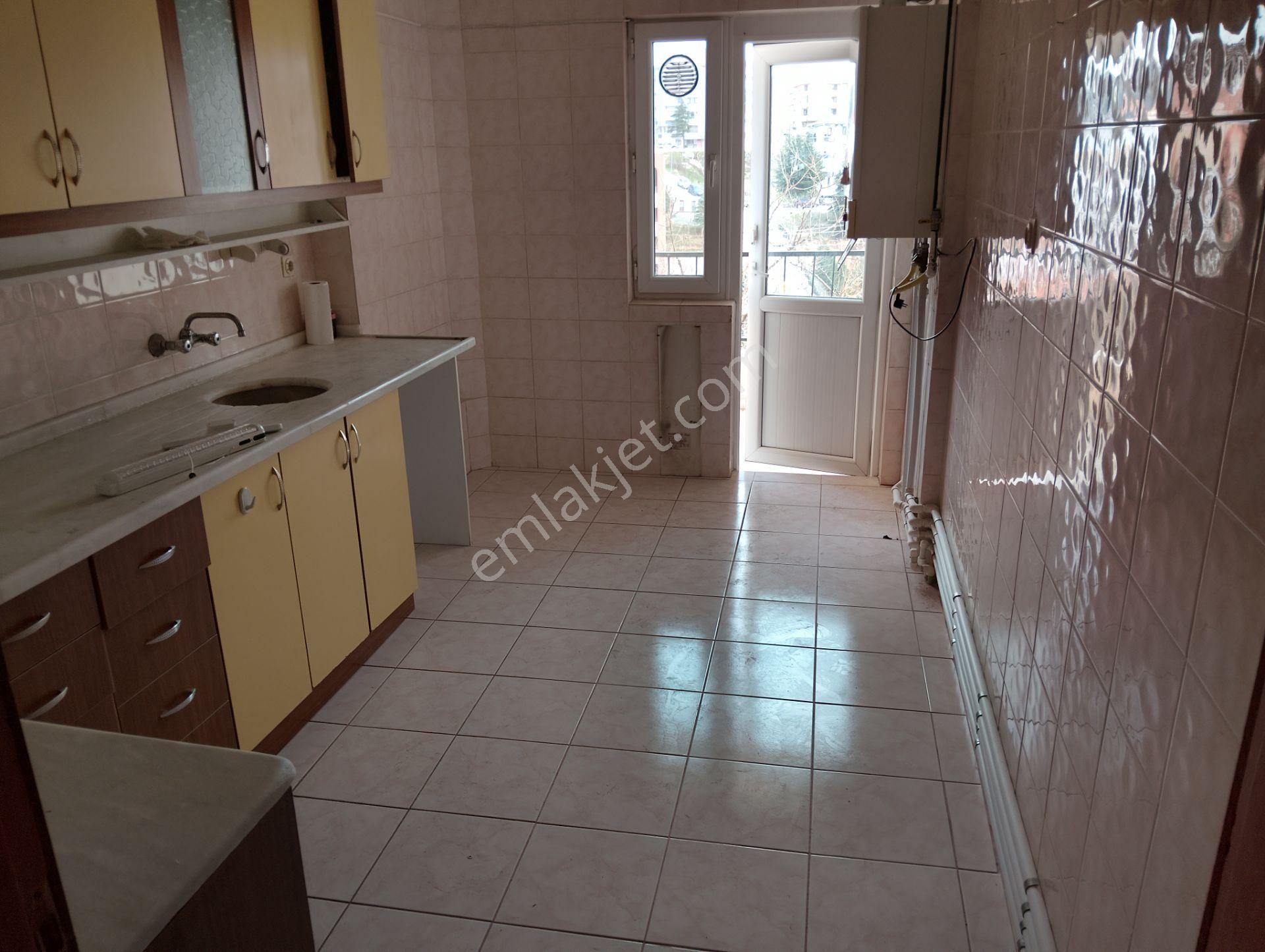 Keçiören Çaldıran Mahallesinde Cadde Üzeri Yapılı 3+1