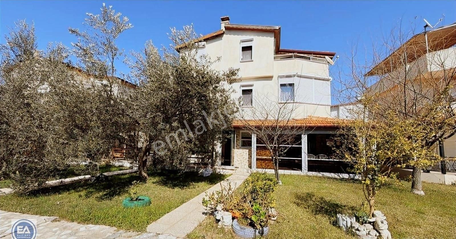 Kuşadası Davutlarda Denize 300 Metre 4+1 Eşyalı Bahçeli Yazlık