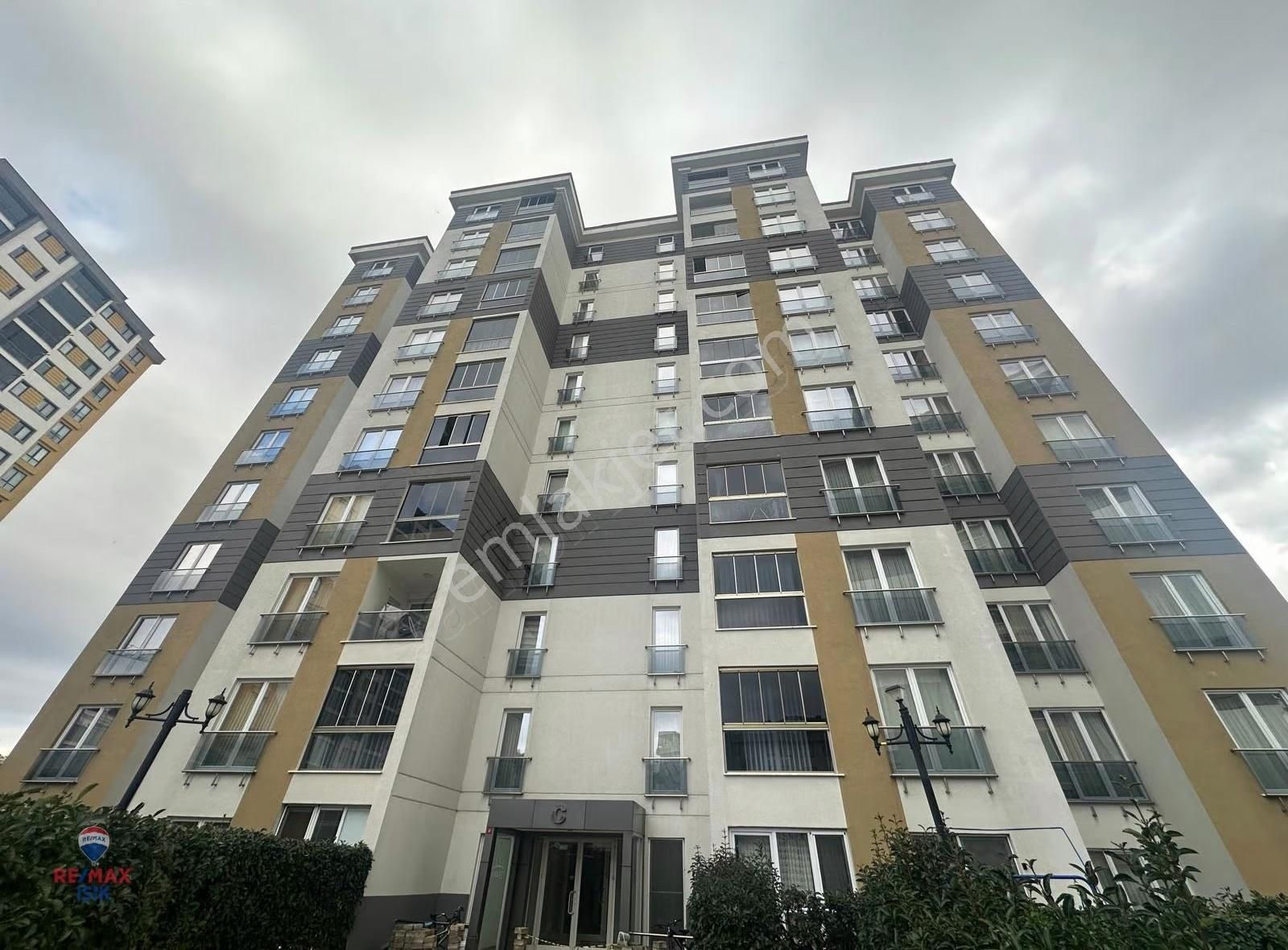 Sancaktepe Envarev Sitesinde 1+1 Kapalı Mutfaklı Satılık Daire