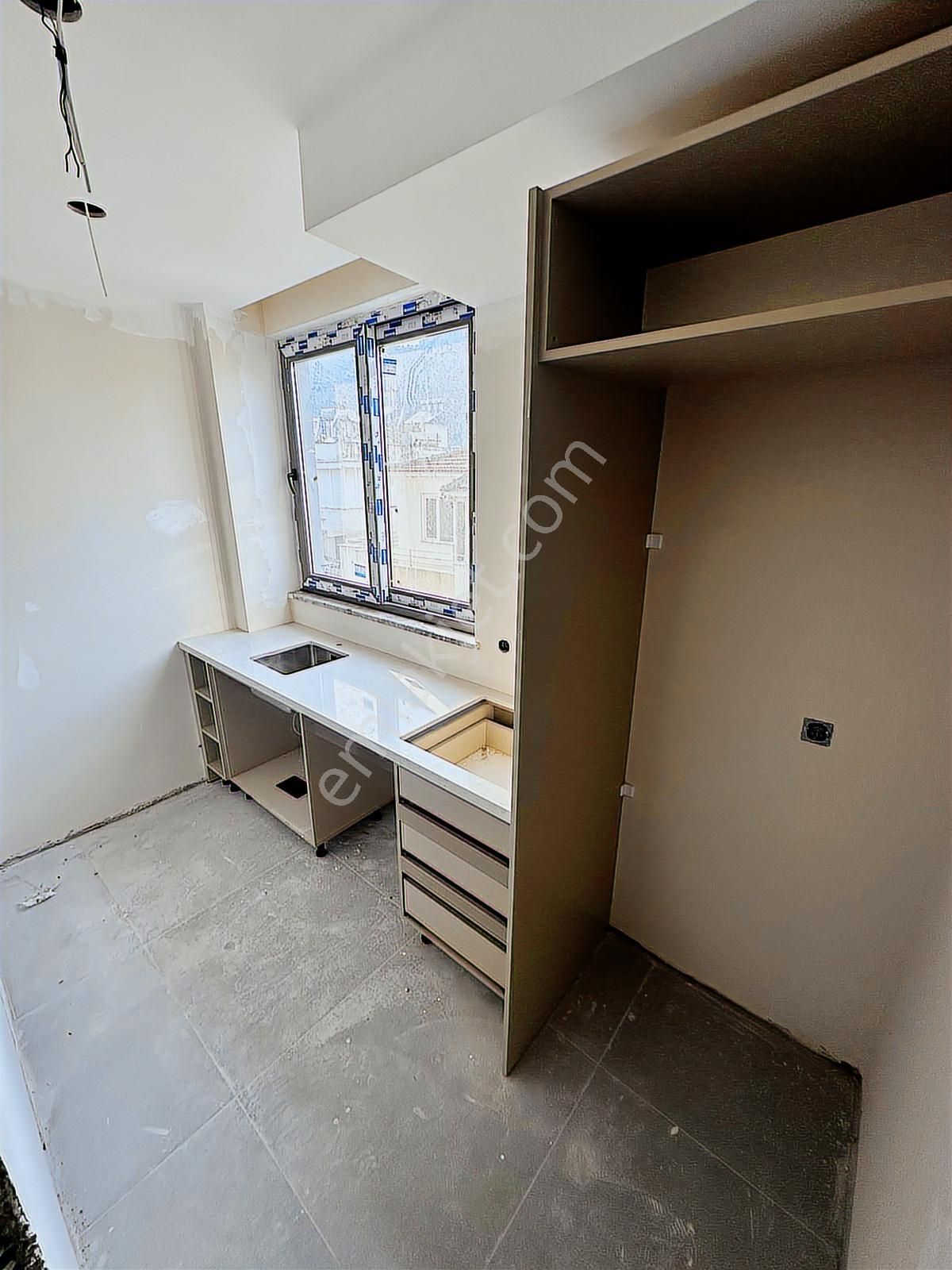 Mükemmel Konumda Deniz Manzaralı Satılık 2+0 Daire - Görsel 13