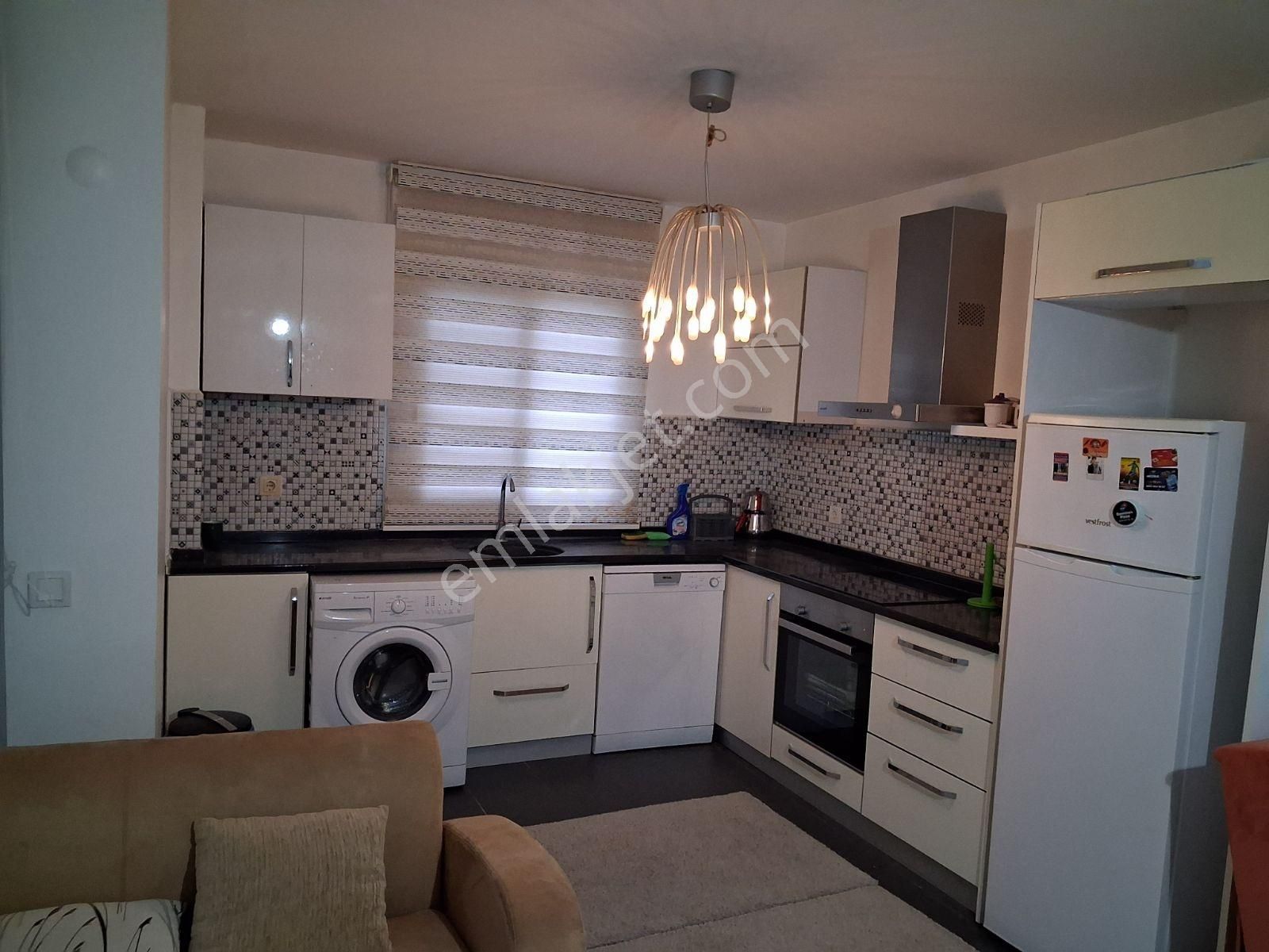 Kuşadasında Havuzlu Güvenlikli Bahçe Katı Eşyalı 2+1