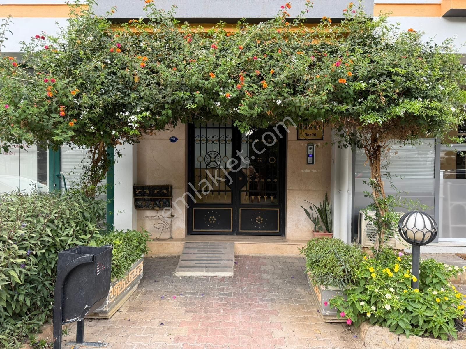 Narlıdere Ilıca Mah. Kenan Beklen Sitesi 3+1 Satılık Daire