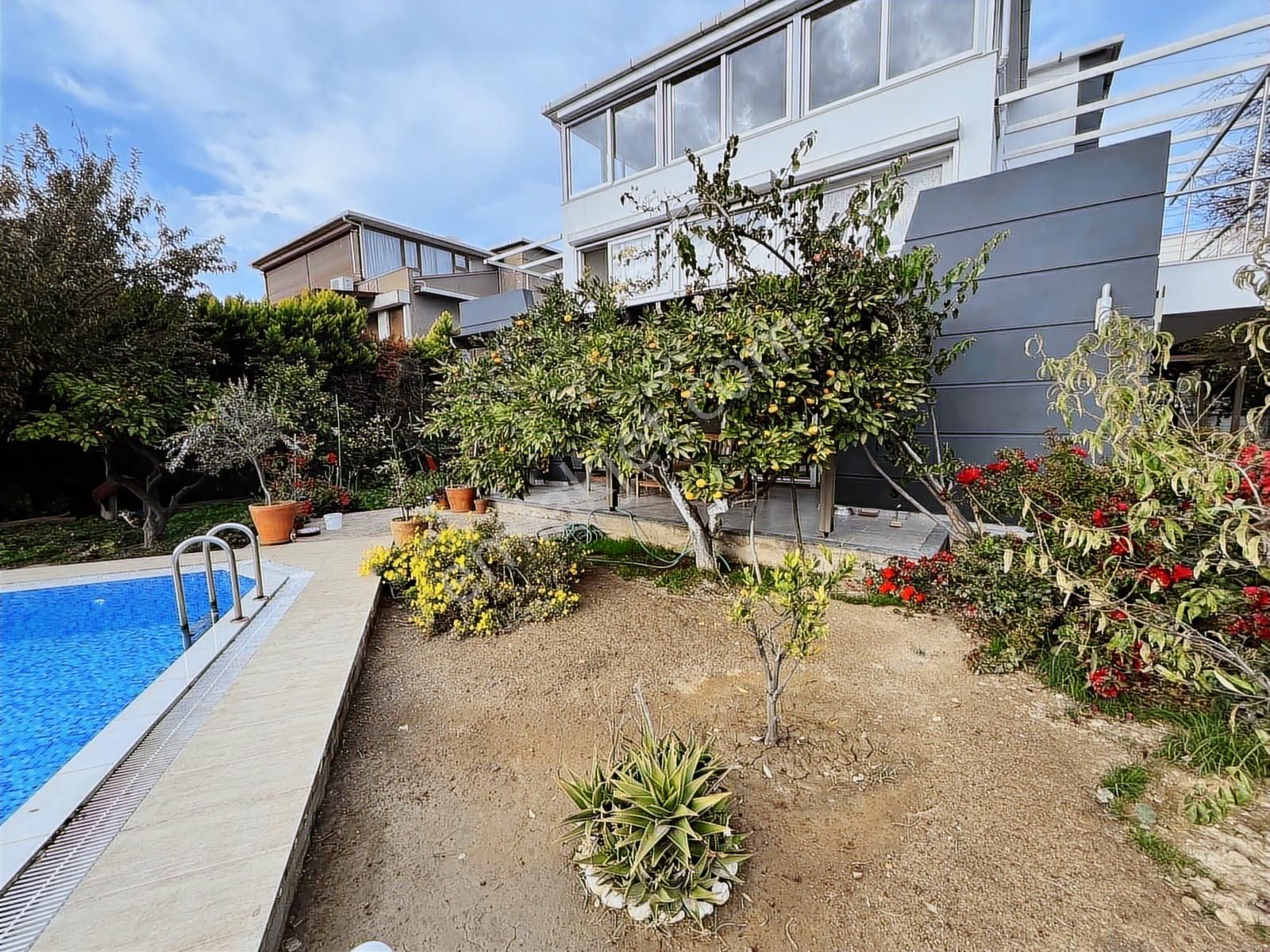 Altıevlerde Denize Yürüme Mesafesinde Havuzlu Müstakil Villa - Görsel 30