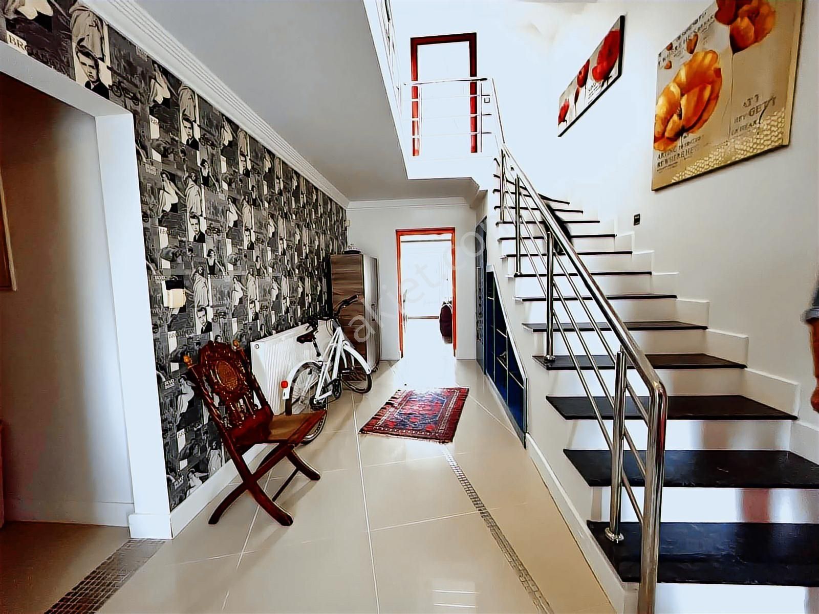 Altıevlerde Denize Yürüme Mesafesinde Havuzlu Müstakil Villa - Görsel 2