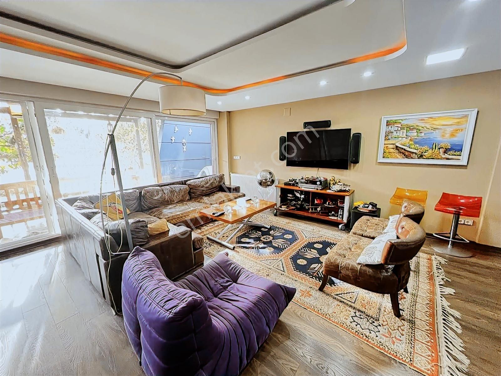 Altıevlerde Denize Yürüme Mesafesinde Havuzlu Müstakil Villa - Görsel 17