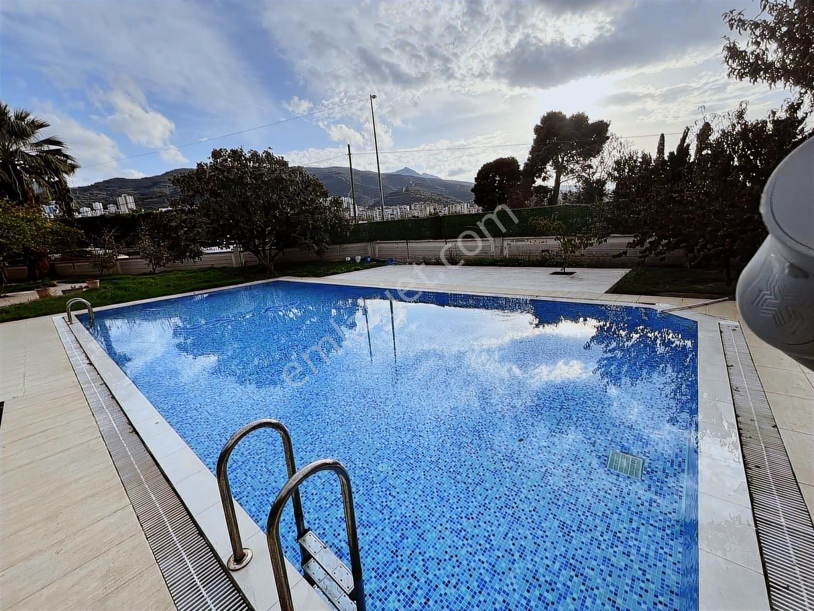 Altıevlerde Denize Yürüme Mesafesinde Havuzlu Müstakil Villa