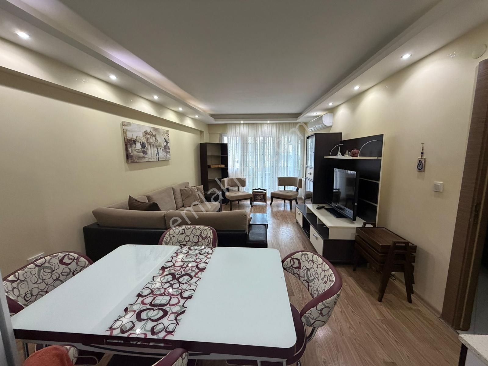 Balçova' Da Belediye'ye Yakın 3+1 Eşyalı, Tertemiz Daire