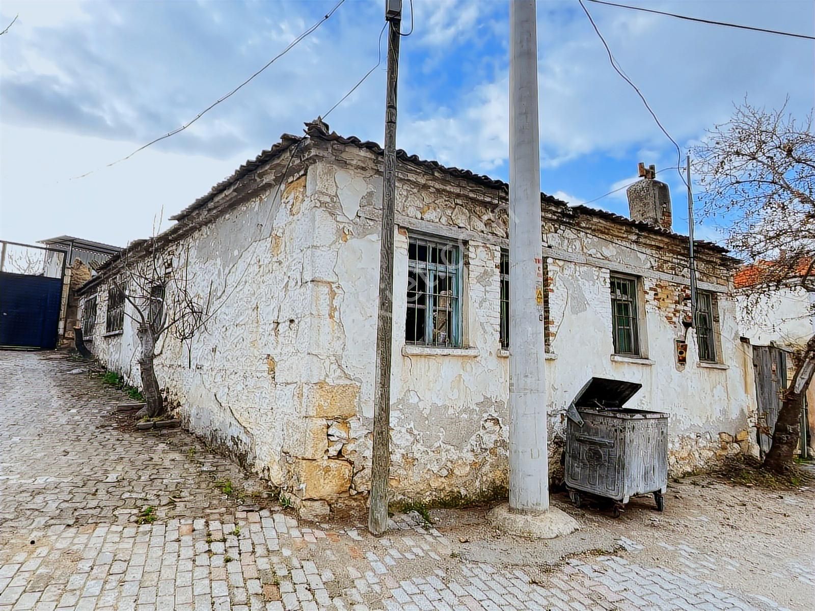 Bergama Zeytindağ Satılık Müstakil Taş Ev Ve Arsası